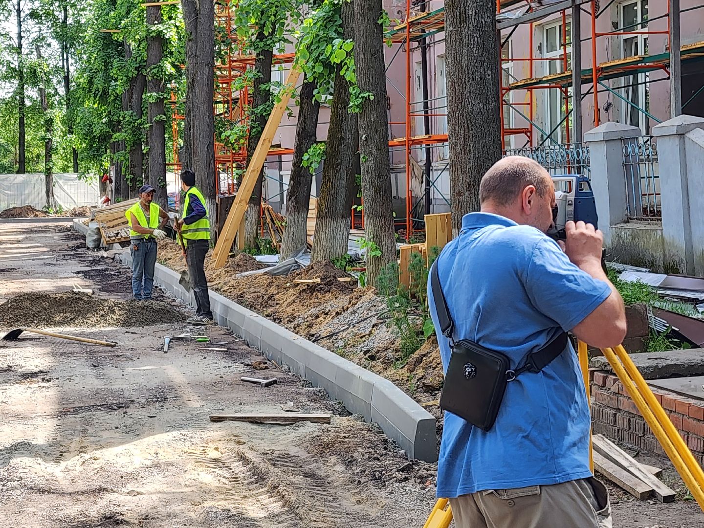 чехов,  улица пионерская 2, чеховская больница, взрослая поликлиника, текущий ремонт,  благоустройство территории, дорожный ремонт, пешеходные дорожки, тротуары, ремонт проездов и проходов, фасадные работы, демонтажные работы, ремонт потолка,