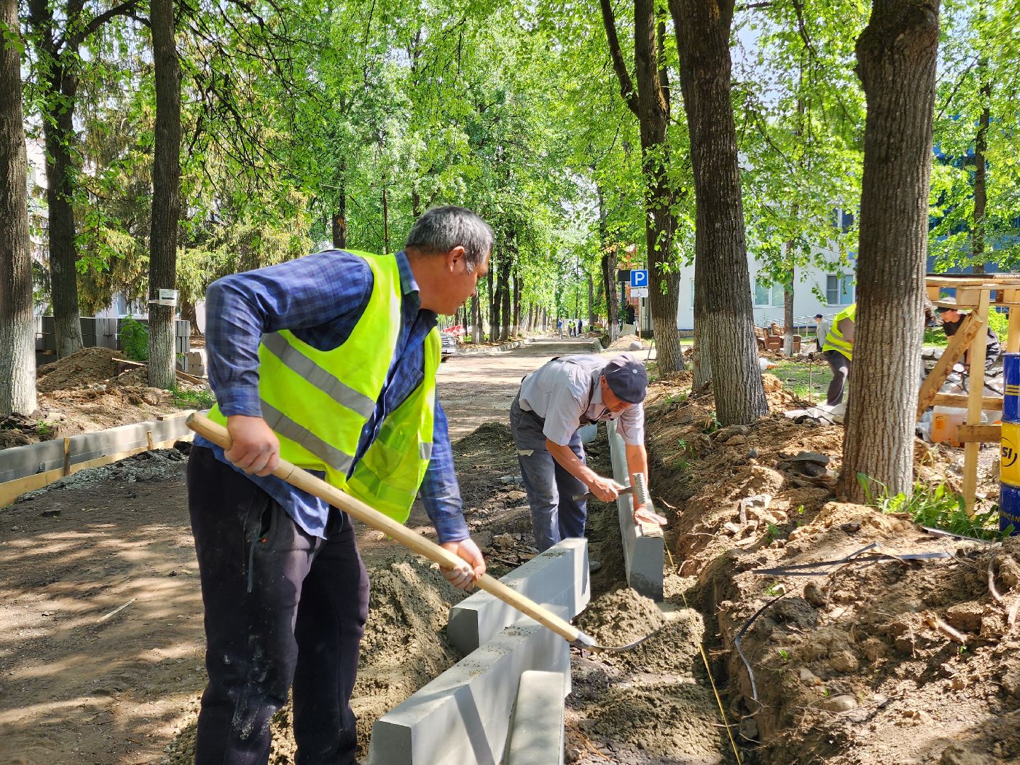 чехов,  улица пионерская 2, чеховская больница, взрослая поликлиника, текущий ремонт,  благоустройство территории, дорожный ремонт, пешеходные дорожки, тротуары, ремонт проездов и проходов, фасадные работы, демонтажные работы, ремонт потолка,