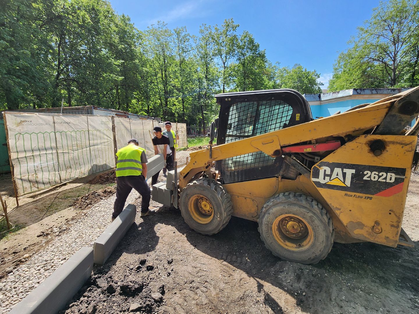 чехов,  улица пионерская 2, чеховская больница, взрослая поликлиника, текущий ремонт,  благоустройство территории, дорожный ремонт, пешеходные дорожки, тротуары, ремонт проездов и проходов, фасадные работы, демонтажные работы, ремонт потолка,
