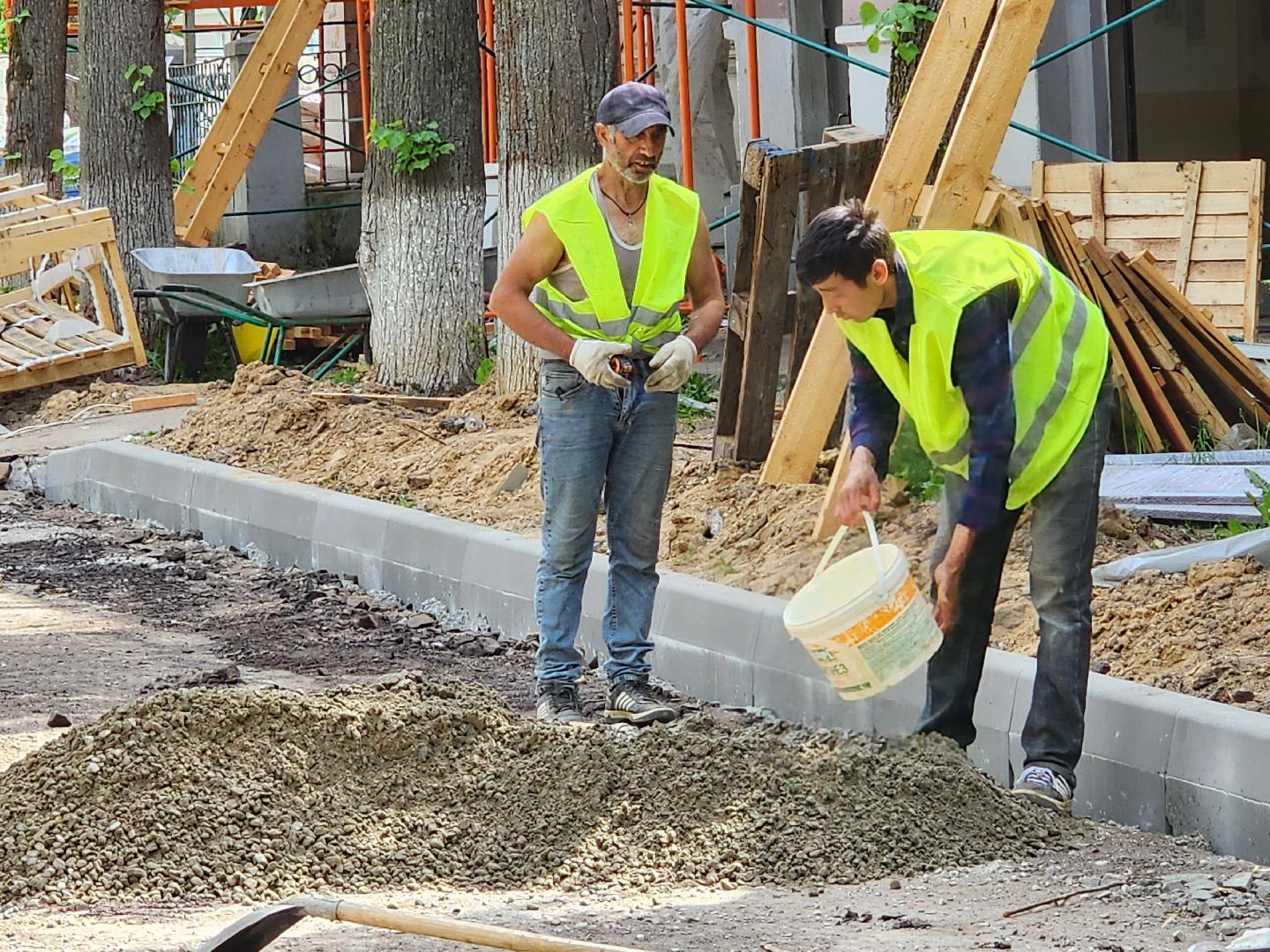 чехов,  улица пионерская 2, чеховская больница, взрослая поликлиника, текущий ремонт,  благоустройство территории, дорожный ремонт, пешеходные дорожки, тротуары, ремонт проездов и проходов, фасадные работы, демонтажные работы, ремонт потолка,