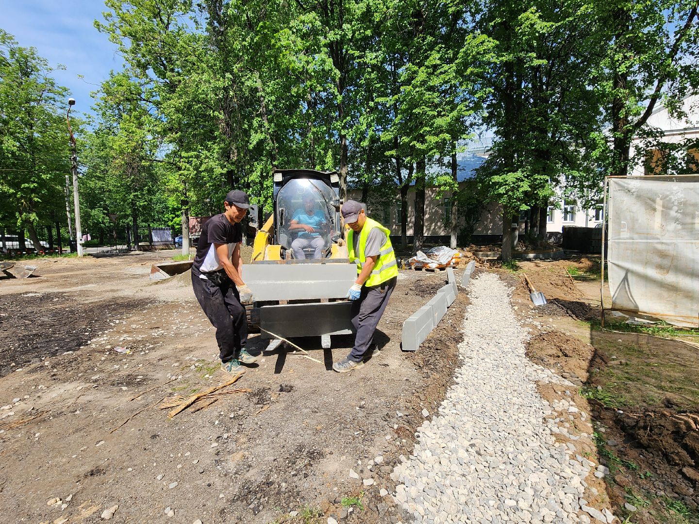 чехов,  улица пионерская 2, чеховская больница, взрослая поликлиника, текущий ремонт,  благоустройство территории, дорожный ремонт, пешеходные дорожки, тротуары, ремонт проездов и проходов, фасадные работы, демонтажные работы, ремонт потолка,