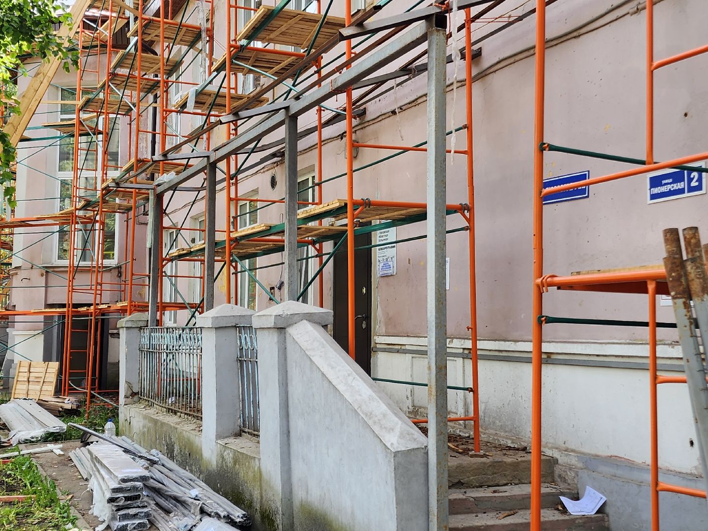 чехов,  улица пионерская 2, чеховская больница, взрослая поликлиника, текущий ремонт,  благоустройство территории, дорожный ремонт, пешеходные дорожки, тротуары, ремонт проездов и проходов, фасадные работы, демонтажные работы, ремонт потолка,