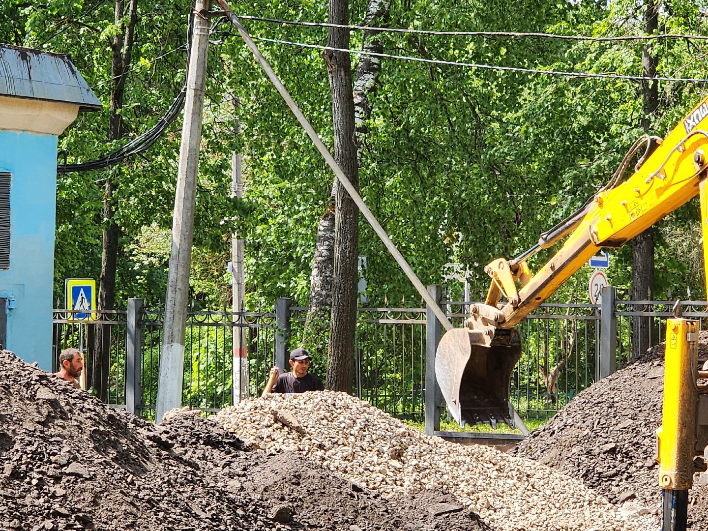 чехов,  улица пионерская 2, чеховская больница, взрослая поликлиника, текущий ремонт,  благоустройство территории, дорожный ремонт, пешеходные дорожки, тротуары, ремонт проездов и проходов, фасадные работы, демонтажные работы, ремонт потолка,