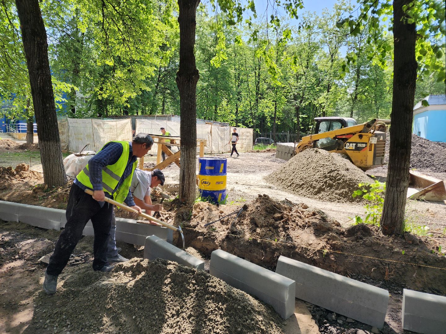 чехов,  улица пионерская 2, чеховская больница, взрослая поликлиника, текущий ремонт,  благоустройство территории, дорожный ремонт, пешеходные дорожки, тротуары, ремонт проездов и проходов, фасадные работы, демонтажные работы, ремонт потолка,