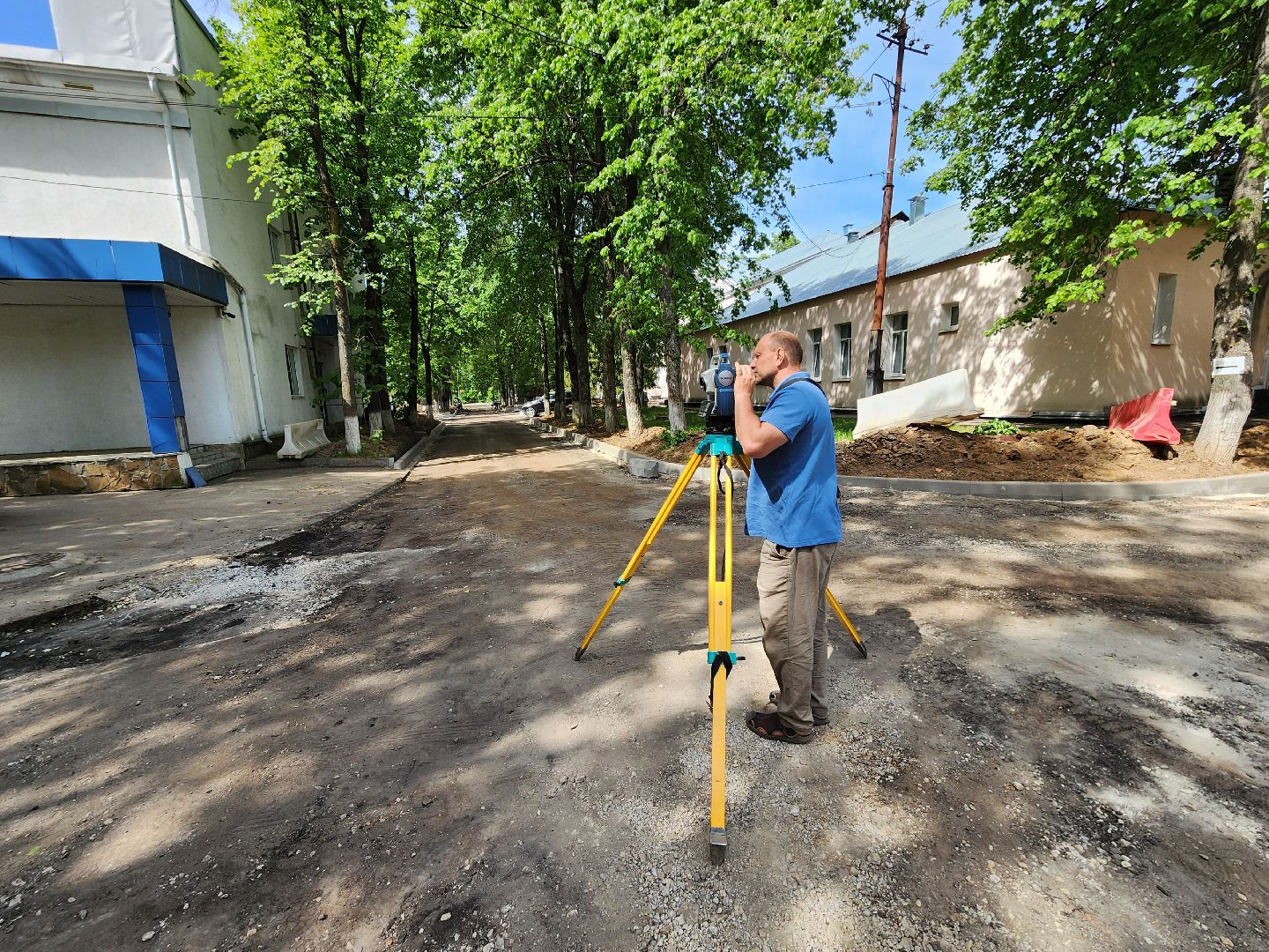 чехов,  улица пионерская 2, чеховская больница, взрослая поликлиника, текущий ремонт,  благоустройство территории, дорожный ремонт, пешеходные дорожки, тротуары, ремонт проездов и проходов, фасадные работы, демонтажные работы, ремонт потолка,