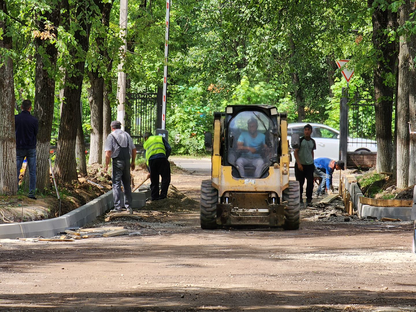 чехов,  улица пионерская 2, чеховская больница, взрослая поликлиника, текущий ремонт,  благоустройство территории, дорожный ремонт, пешеходные дорожки, тротуары, ремонт проездов и проходов, фасадные работы, демонтажные работы, ремонт потолка,