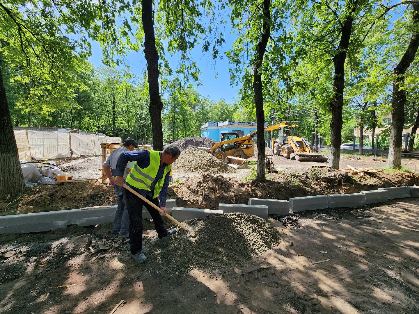 чехов,  улица пионерская 2, чеховская больница, взрослая поликлиника, текущий ремонт,  благоустройство территории, дорожный ремонт, пешеходные дорожки, тротуары, ремонт проездов и проходов, фасадные работы, демонтажные работы, ремонт потолка,