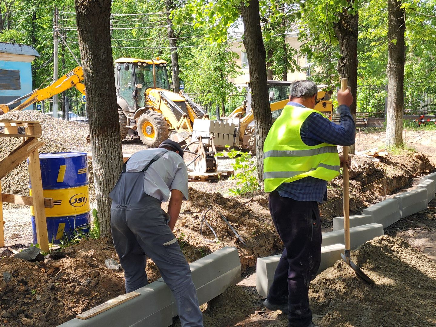 чехов,  улица пионерская 2, чеховская больница, взрослая поликлиника, текущий ремонт,  благоустройство территории, дорожный ремонт, пешеходные дорожки, тротуары, ремонт проездов и проходов, фасадные работы, демонтажные работы, ремонт потолка,