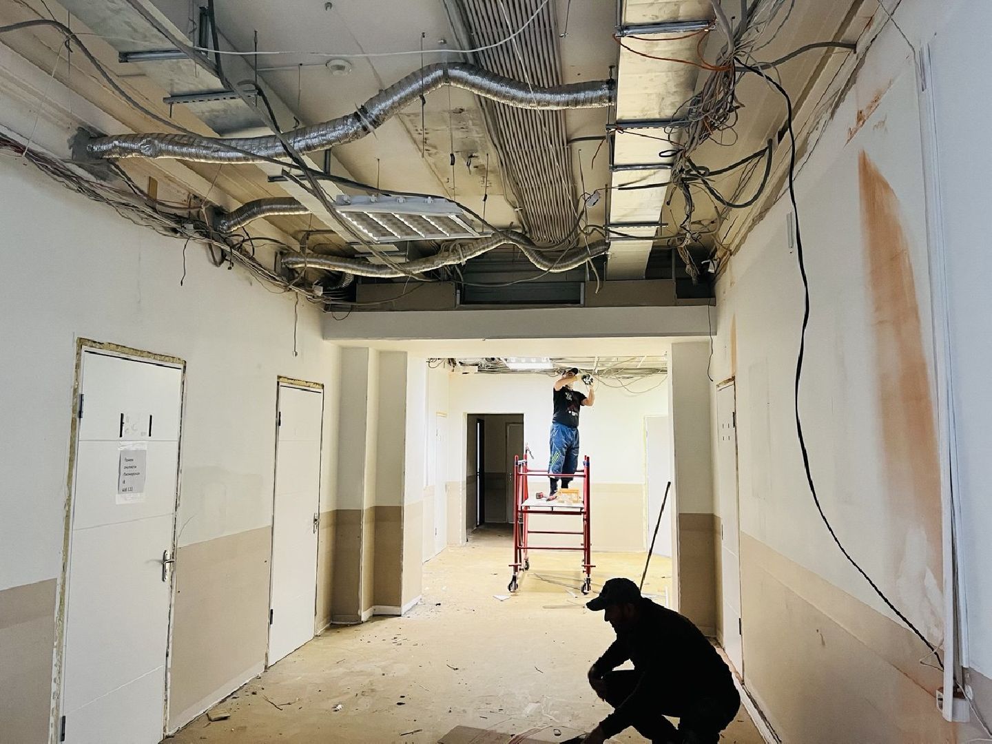 чехов,  улица пионерская 2, чеховская больница, взрослая поликлиника, текущий ремонт,  благоустройство территории, дорожный ремонт, пешеходные дорожки, тротуары, ремонт проездов и проходов, фасадные работы, демонтажные работы, ремонт потолка,