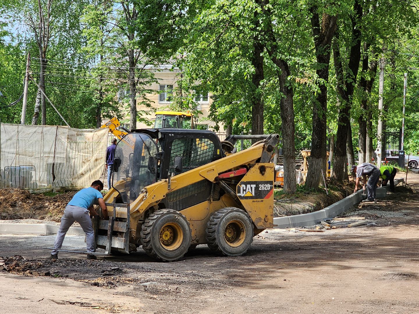 чехов,  улица пионерская 2, чеховская больница, взрослая поликлиника, текущий ремонт,  благоустройство территории, дорожный ремонт, пешеходные дорожки, тротуары, ремонт проездов и проходов, фасадные работы, демонтажные работы, ремонт потолка,