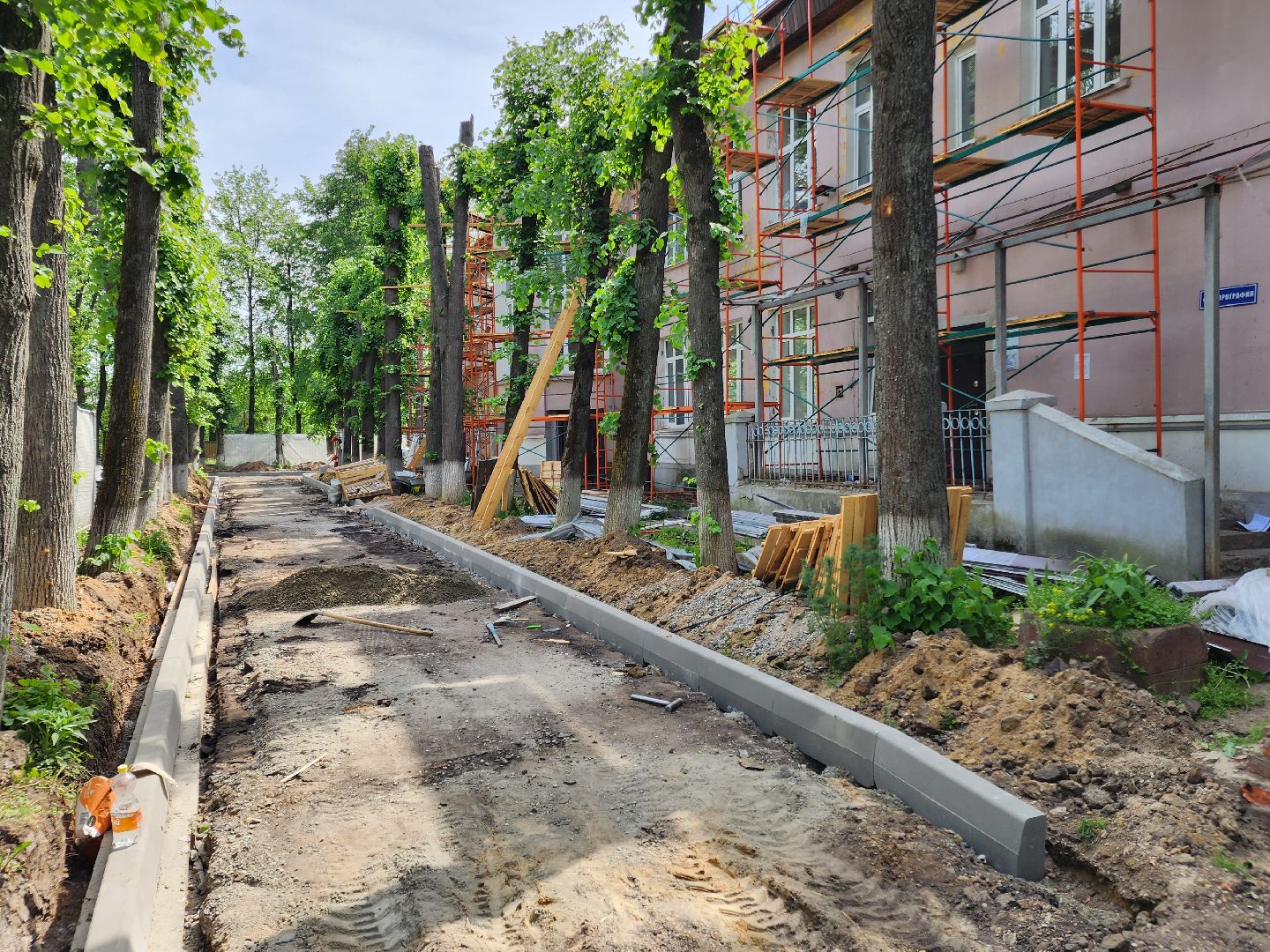 чехов,  улица пионерская 2, чеховская больница, взрослая поликлиника, текущий ремонт,  благоустройство территории, дорожный ремонт, пешеходные дорожки, тротуары, ремонт проездов и проходов, фасадные работы, демонтажные работы, ремонт потолка,