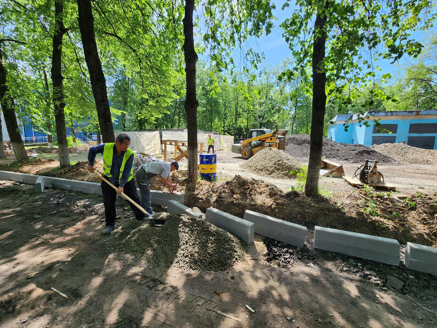 чехов,  улица пионерская 2, чеховская больница, взрослая поликлиника, текущий ремонт,  благоустройство территории, дорожный ремонт, пешеходные дорожки, тротуары, ремонт проездов и проходов, фасадные работы, демонтажные работы, ремонт потолка,