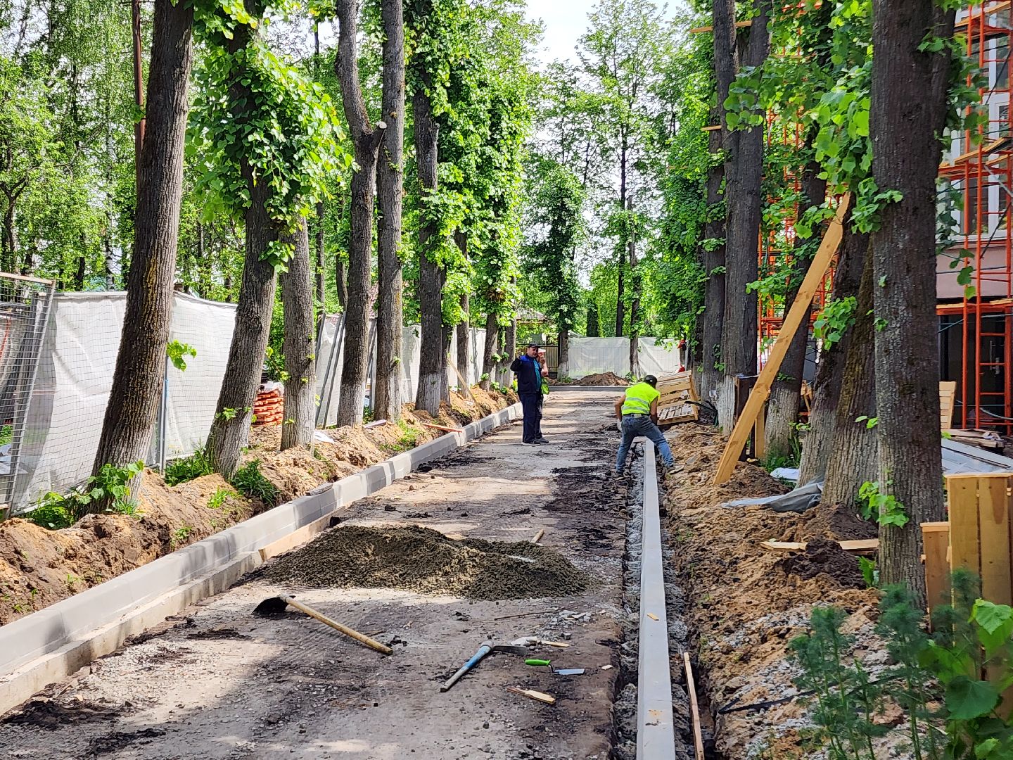 чехов,  улица пионерская 2, чеховская больница, взрослая поликлиника, текущий ремонт,  благоустройство территории, дорожный ремонт, пешеходные дорожки, тротуары, ремонт проездов и проходов, фасадные работы, демонтажные работы, ремонт потолка,