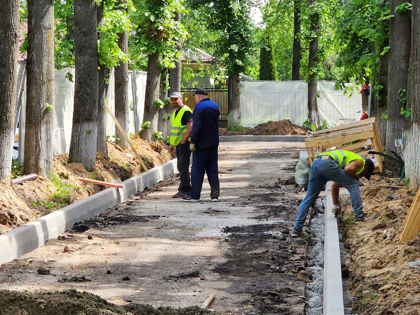 чехов,  улица пионерская 2, чеховская больница, взрослая поликлиника, текущий ремонт,  благоустройство территории, дорожный ремонт, пешеходные дорожки, тротуары, ремонт проездов и проходов, фасадные работы, демонтажные работы, ремонт потолка,