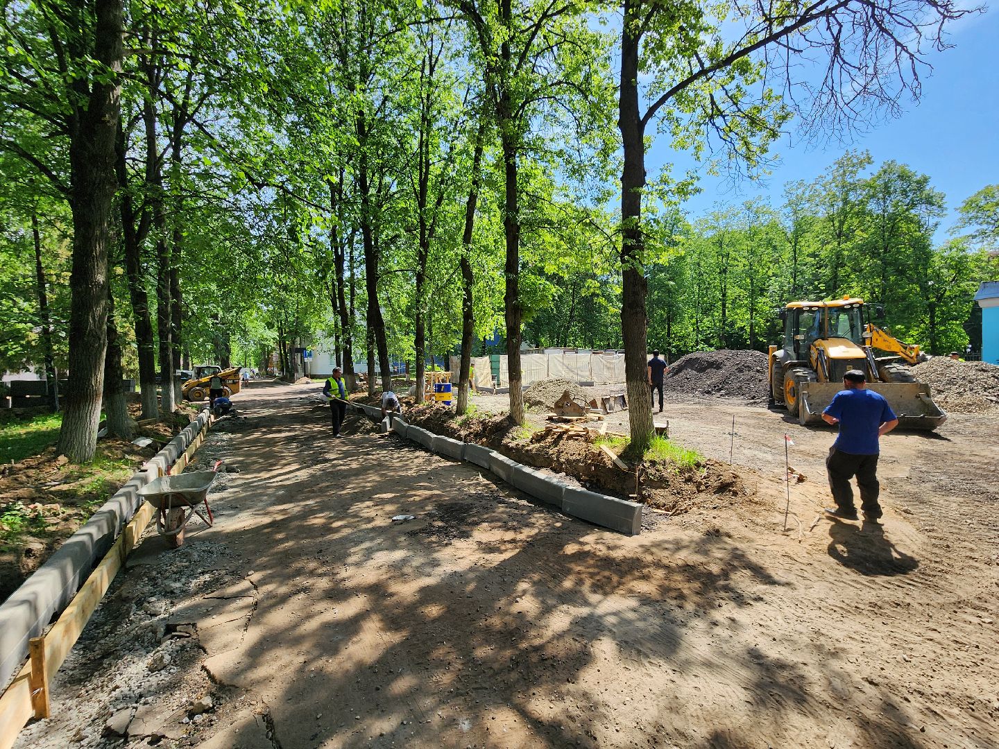 чехов,  улица пионерская 2, чеховская больница, взрослая поликлиника, текущий ремонт,  благоустройство территории, дорожный ремонт, пешеходные дорожки, тротуары, ремонт проездов и проходов, фасадные работы, демонтажные работы, ремонт потолка,