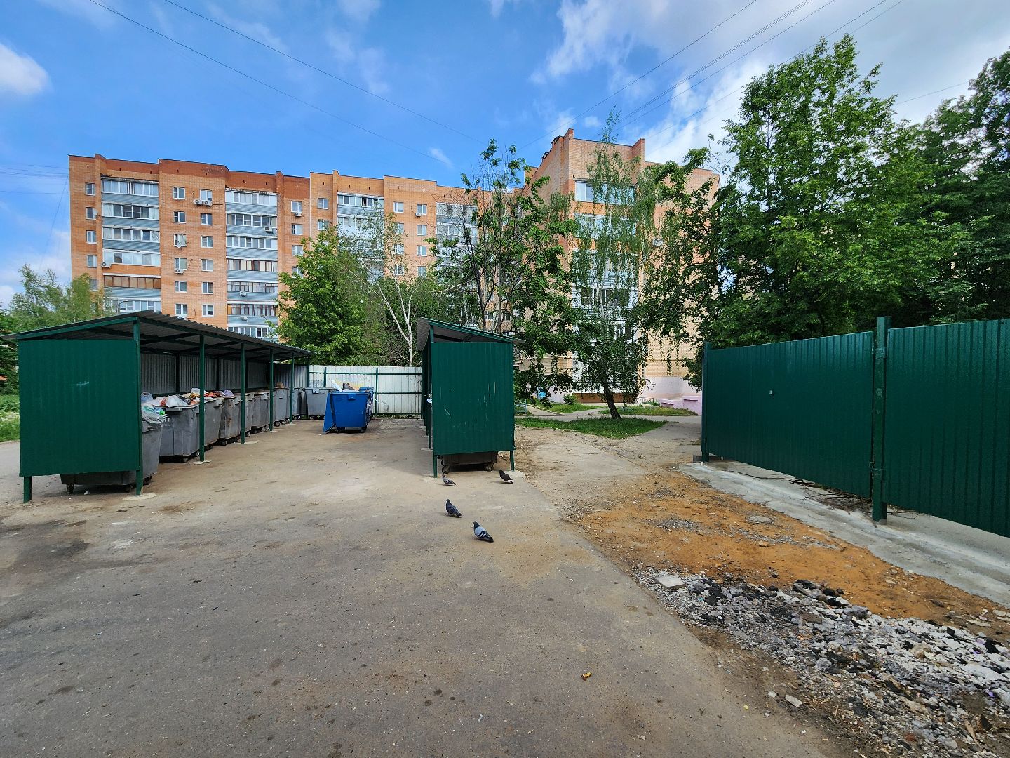чехов, улица чехова, контейнерная площадка, капитальный ремонт, новое ограждение, крыша, бункер для КГО, дополнительные баки, вывоз мусора, твердое покрытие, крупногабаритные отходы, капремонт,