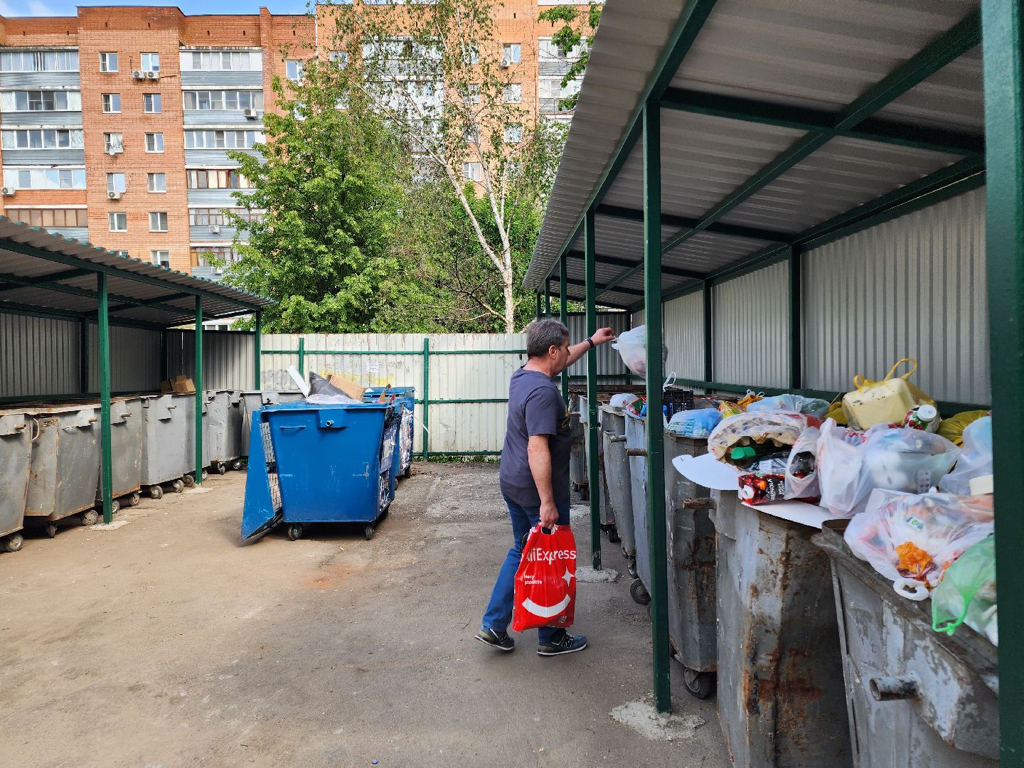 чехов, улица чехова, контейнерная площадка, капитальный ремонт, новое ограждение, крыша, бункер для КГО, дополнительные баки, вывоз мусора, твердое покрытие, крупногабаритные отходы, капремонт,