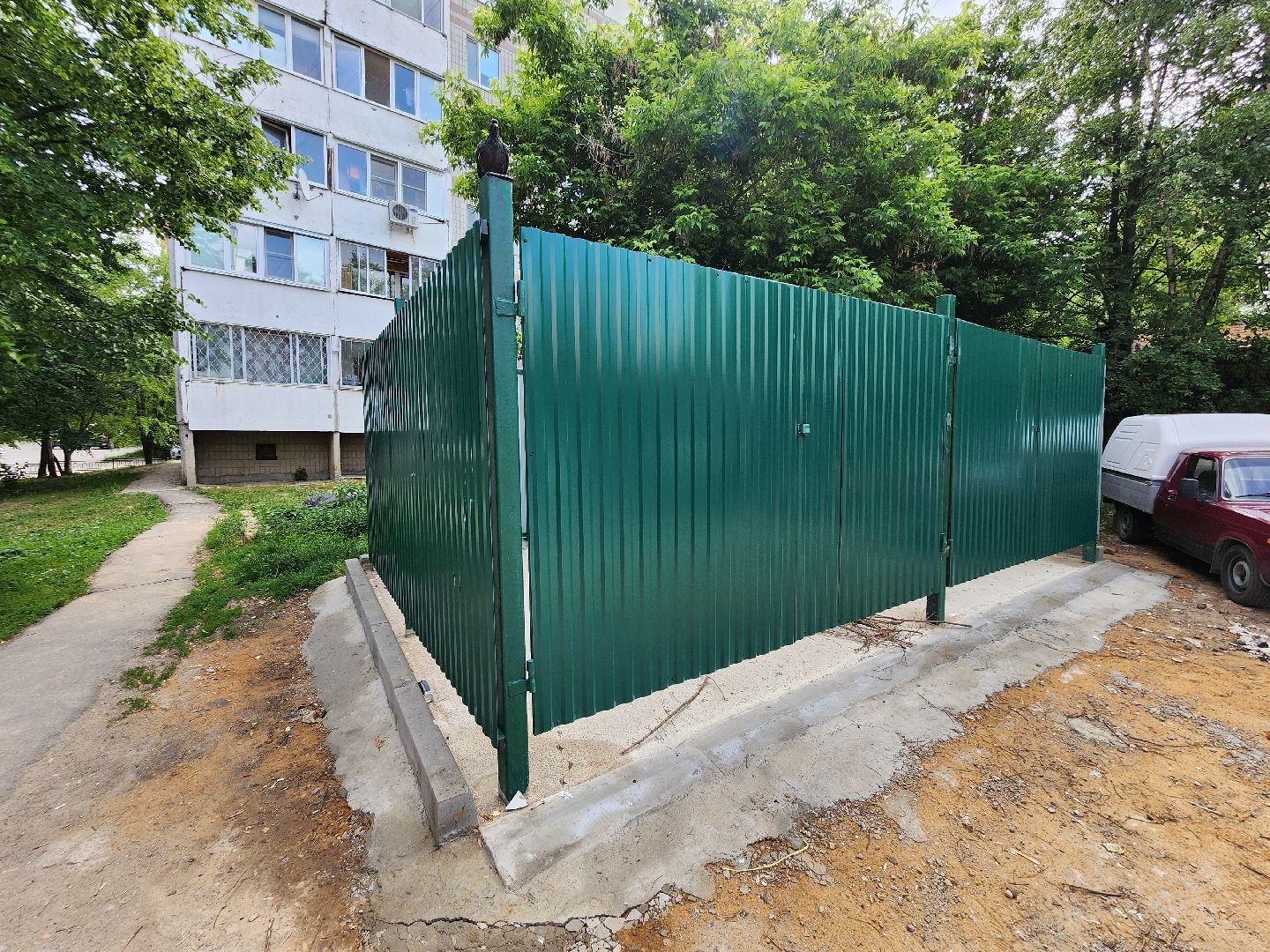 чехов, улица чехова, контейнерная площадка, капитальный ремонт, новое ограждение, крыша, бункер для КГО, дополнительные баки, вывоз мусора, твердое покрытие, крупногабаритные отходы, капремонт,