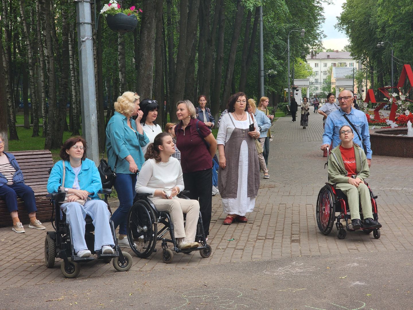 королёв, центральный городской парк , ротонда, люди с овз, первый проект в россии, раскрасим мир в веселые тона,