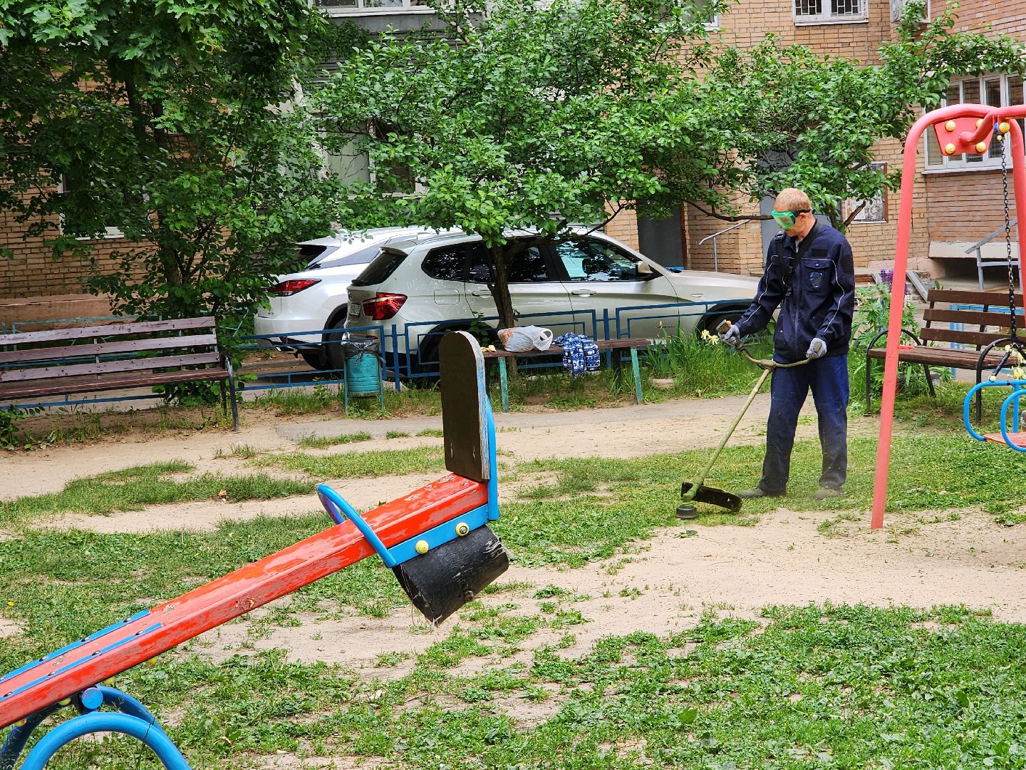 чехов, улица чехова 4,  детская  площадка, придомовая территория, покос травы, уборка мусора, мбу чеховское благоустройство, газон, газонокосилка,