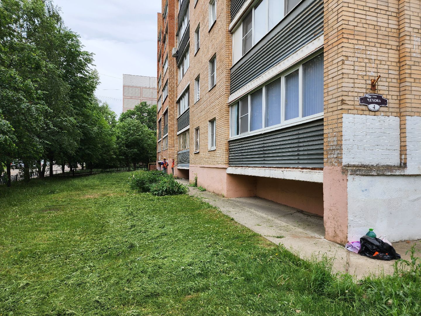чехов, улица чехова 4,  детская  площадка, придомовая территория, покос травы, уборка мусора, мбу чеховское благоустройство, газон, газонокосилка,