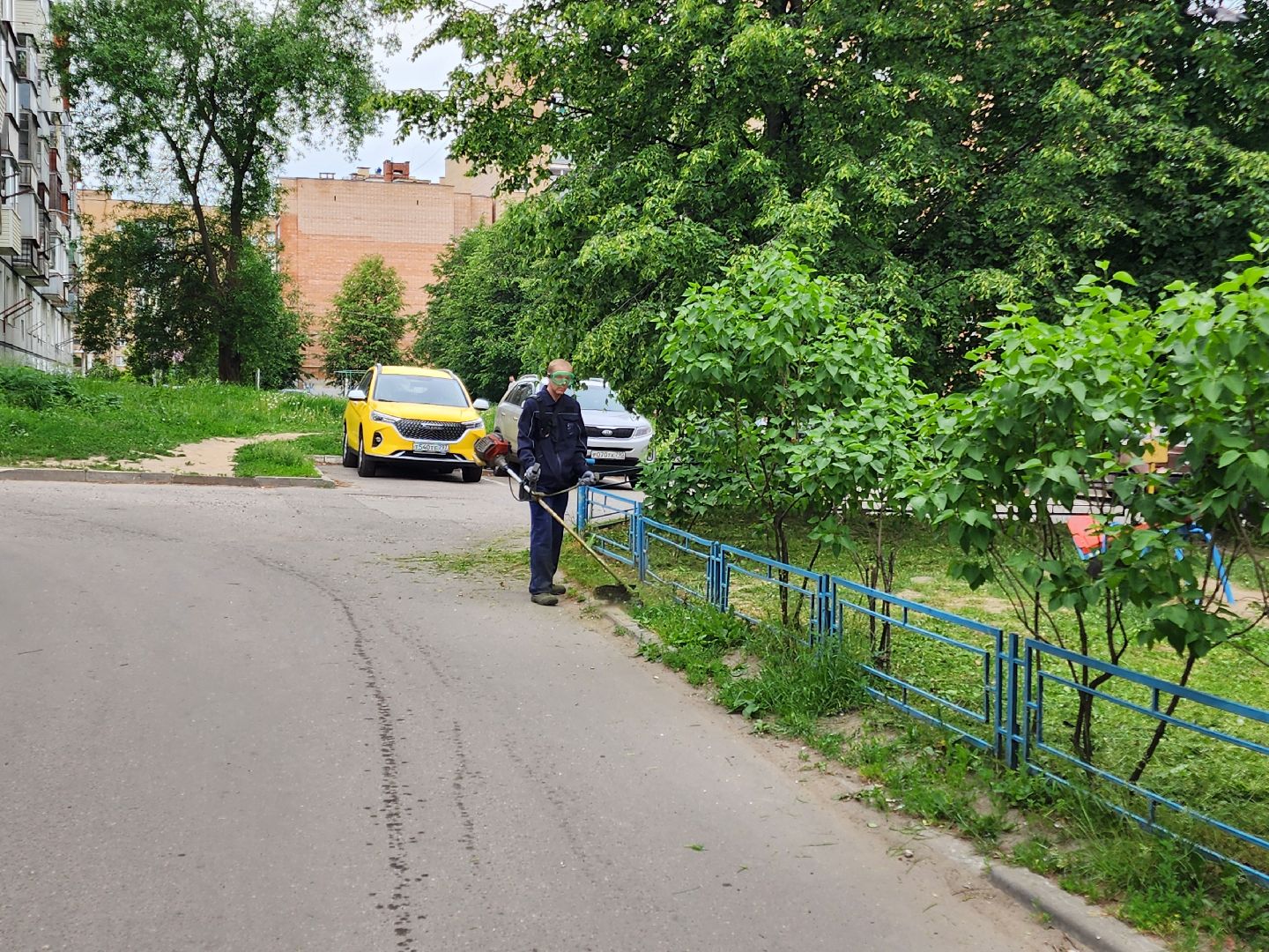 чехов, улица чехова 4,  детская  площадка, придомовая территория, покос травы, уборка мусора, мбу чеховское благоустройство, газон, газонокосилка,