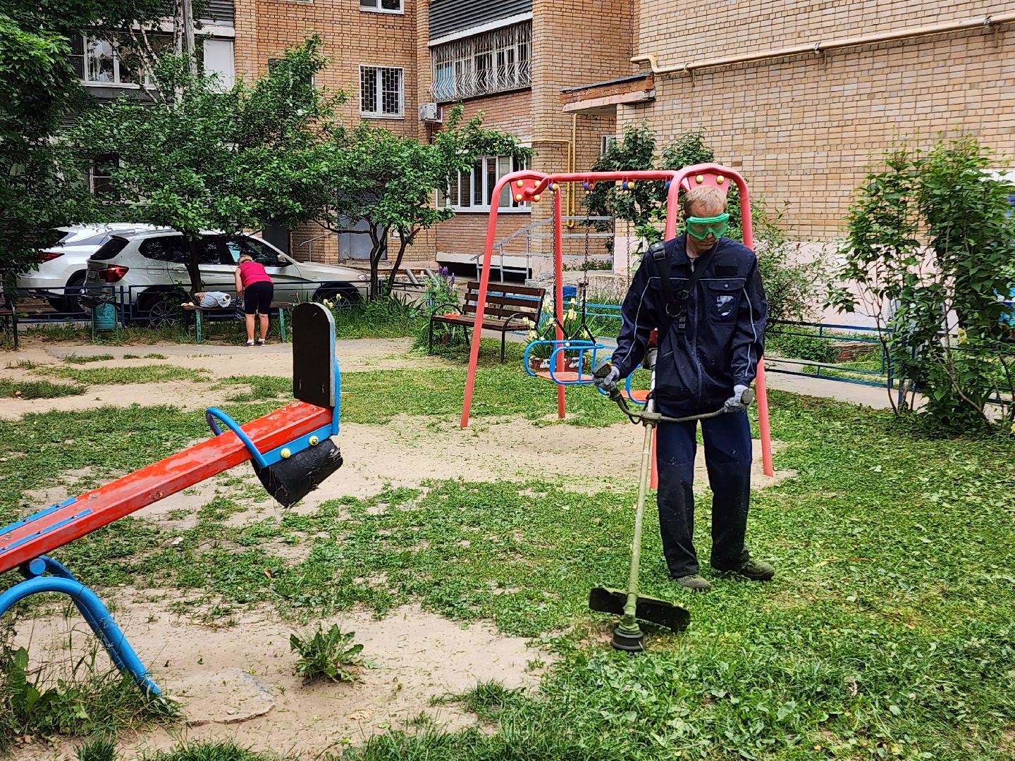 чехов, улица чехова 4,  детская  площадка, придомовая территория, покос травы, уборка мусора, мбу чеховское благоустройство, газон, газонокосилка,