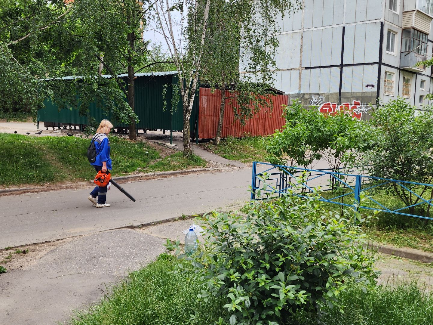 чехов, улица чехова 4,  детская  площадка, придомовая территория, покос травы, уборка мусора, мбу чеховское благоустройство, газон, газонокосилка,