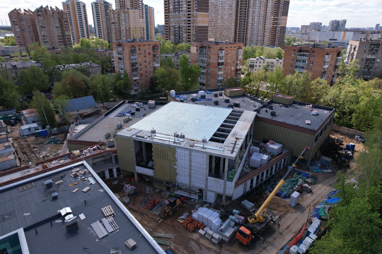 видео с коптера, пристройка к школе 1 в Королеве,