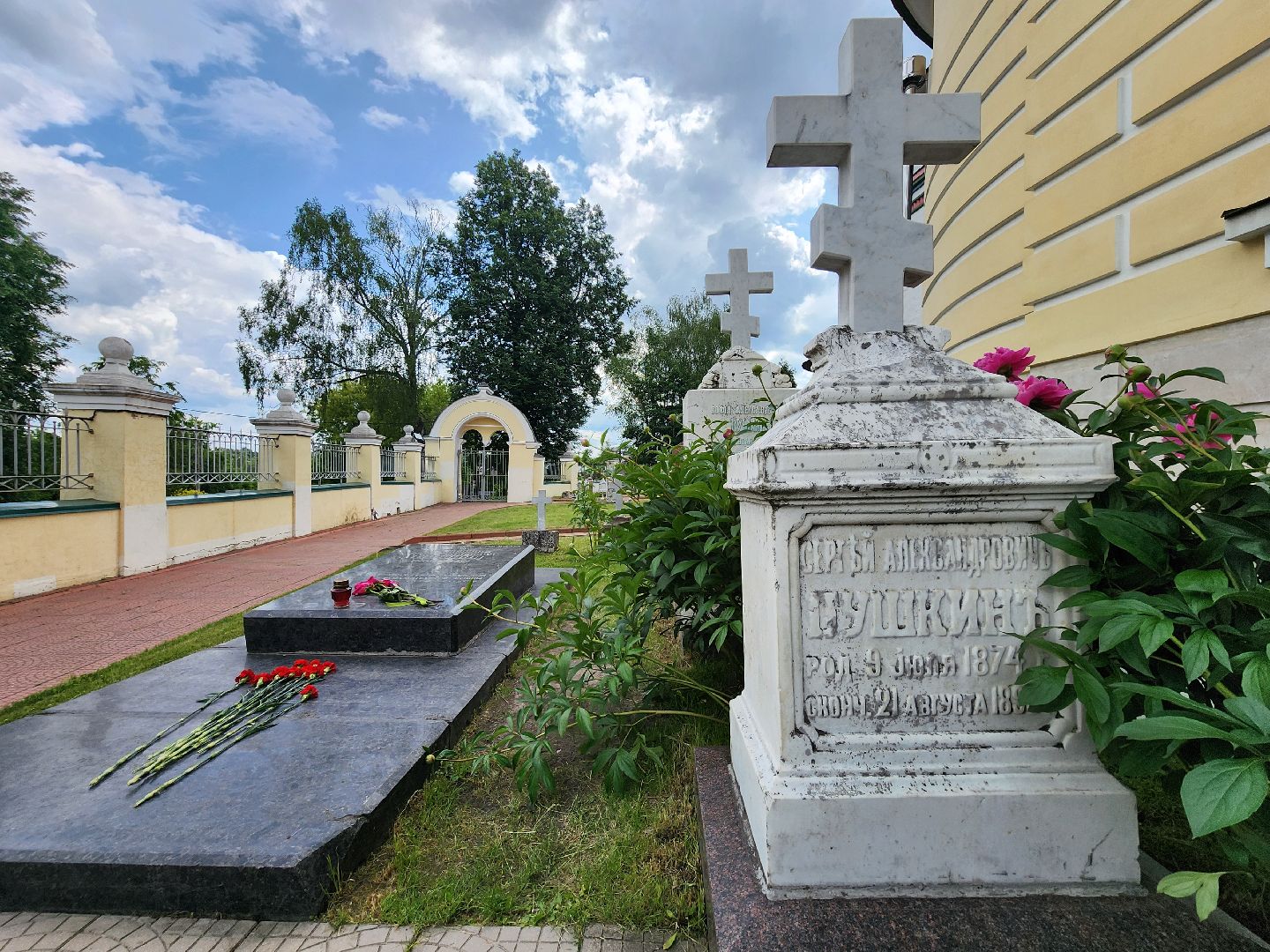 чехов, улица пушкина, анно-зачатьевский храм, поэт александр пушкин, некрополь, потомки поэта, сын александра пушкина, панихида, заупокойное богослужение, день рождения александра пушкина, музей усадьба лопасня-зачатьевское, выставки, концерт, бесплатные обзорные экскурсии,