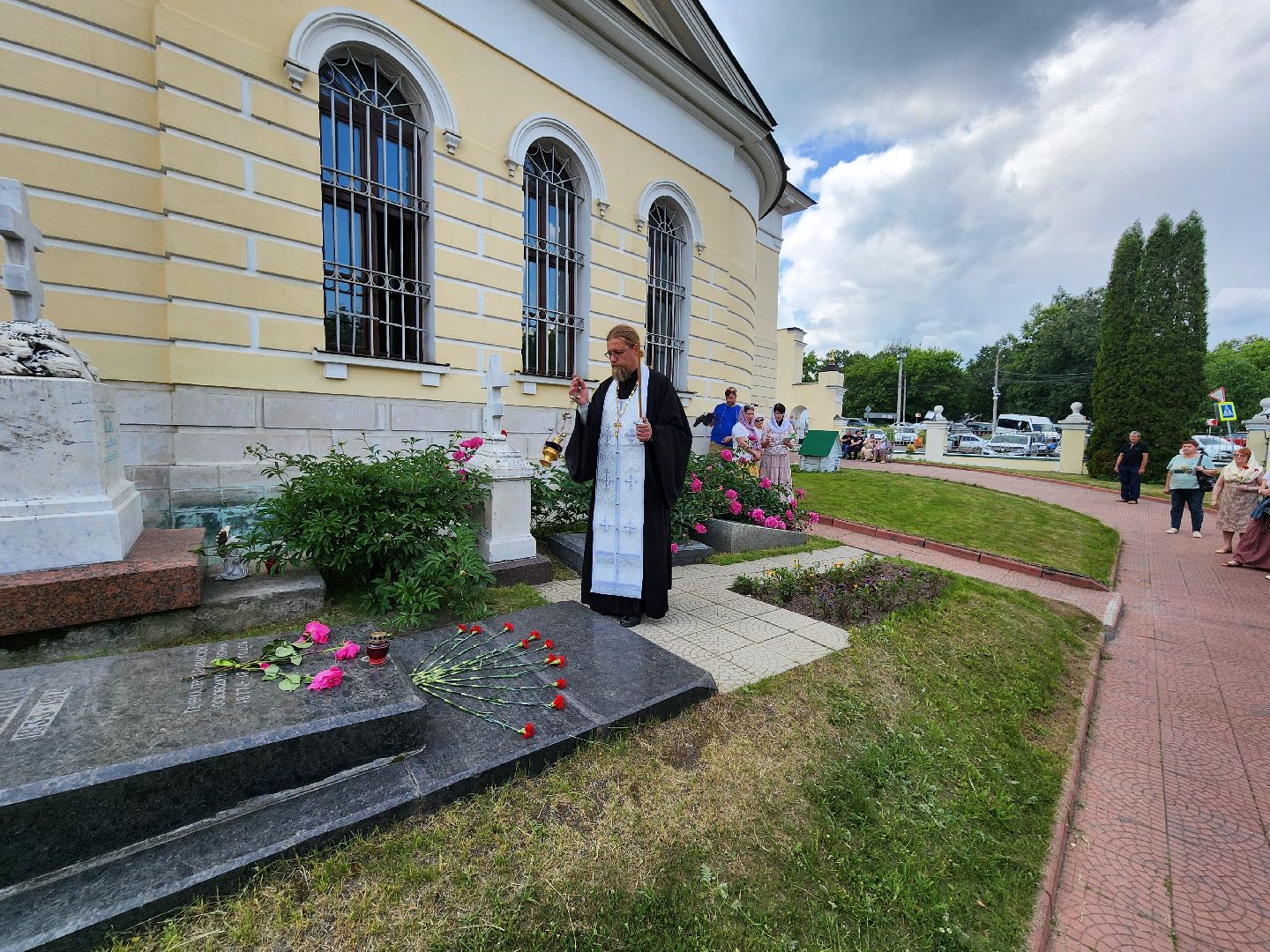 чехов, улица пушкина, анно-зачатьевский храм, поэт александр пушкин, некрополь, потомки поэта, сын александра пушкина, панихида, заупокойное богослужение, день рождения александра пушкина, музей усадьба лопасня-зачатьевское, выставки, концерт, бесплатные обзорные экскурсии,