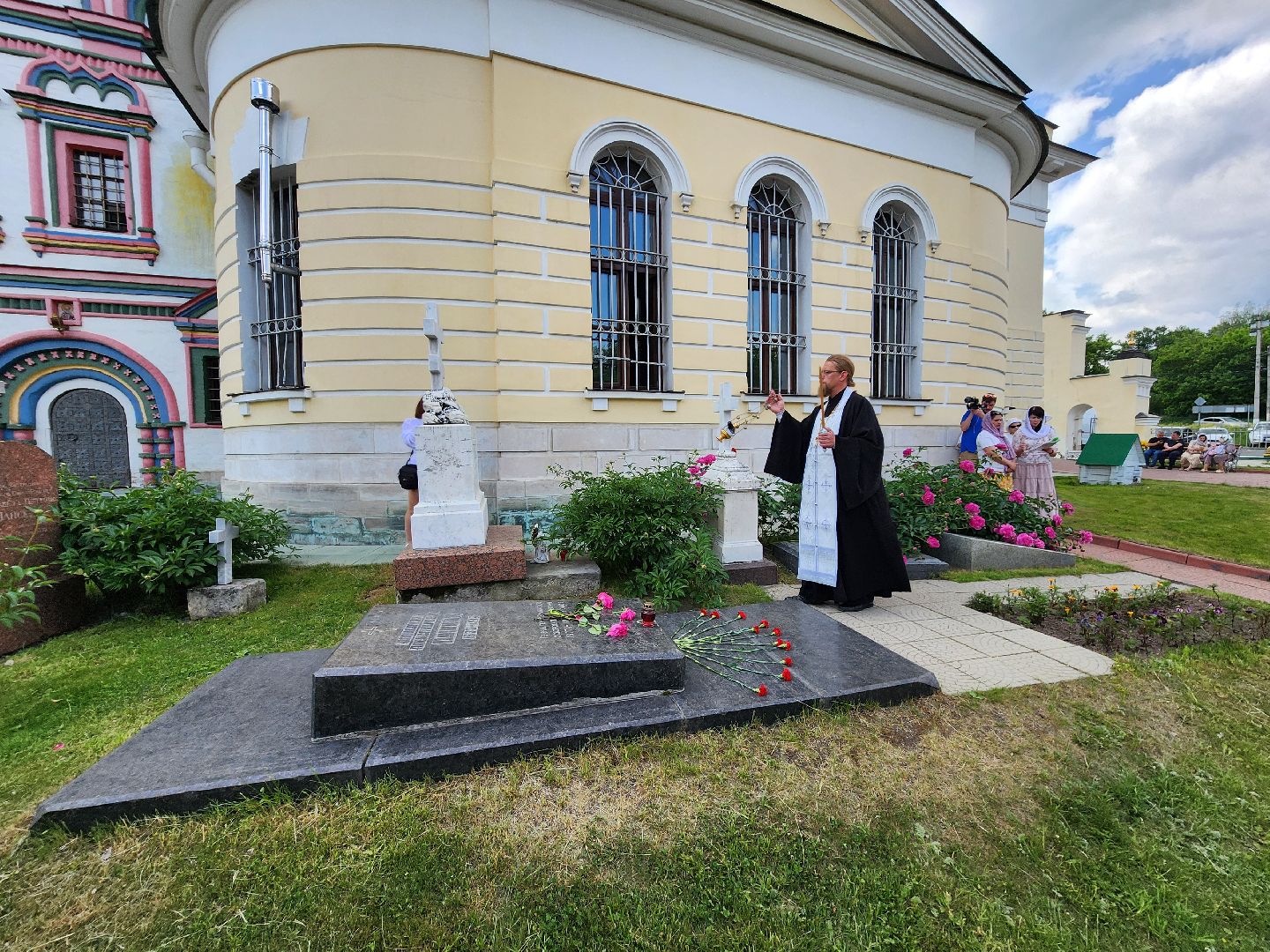 чехов, улица пушкина, анно-зачатьевский храм, поэт александр пушкин, некрополь, потомки поэта, сын александра пушкина, панихида, заупокойное богослужение, день рождения александра пушкина, музей усадьба лопасня-зачатьевское, выставки, концерт, бесплатные обзорные экскурсии,