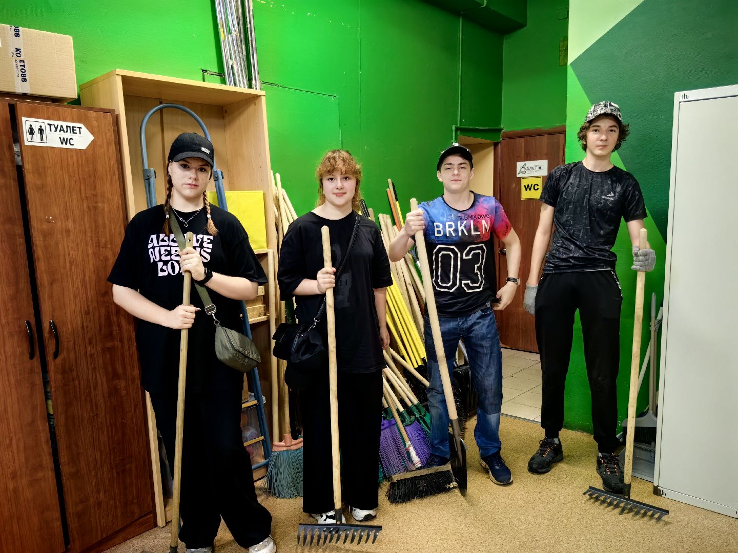 трудовое лето, подростки, школьники, инвентарь, благоустройство,