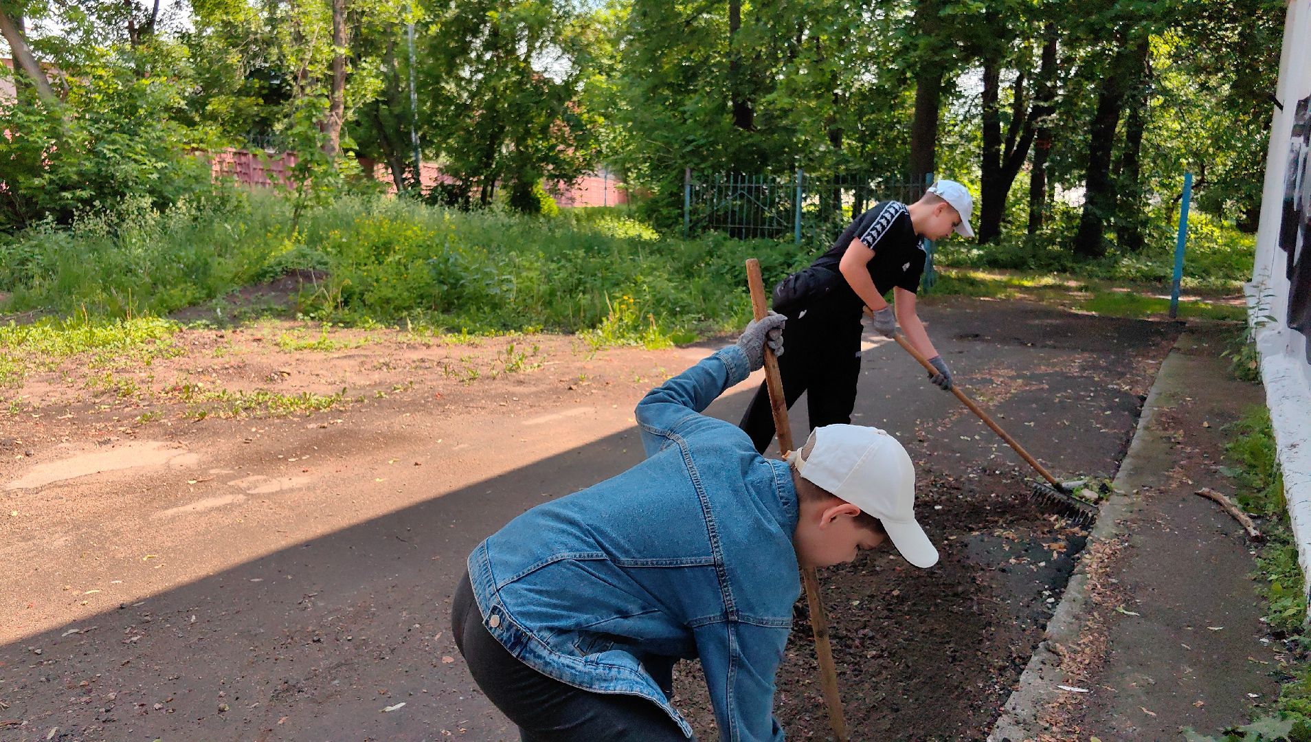трудовое лето, подростки, школьники, инвентарь, благоустройство,