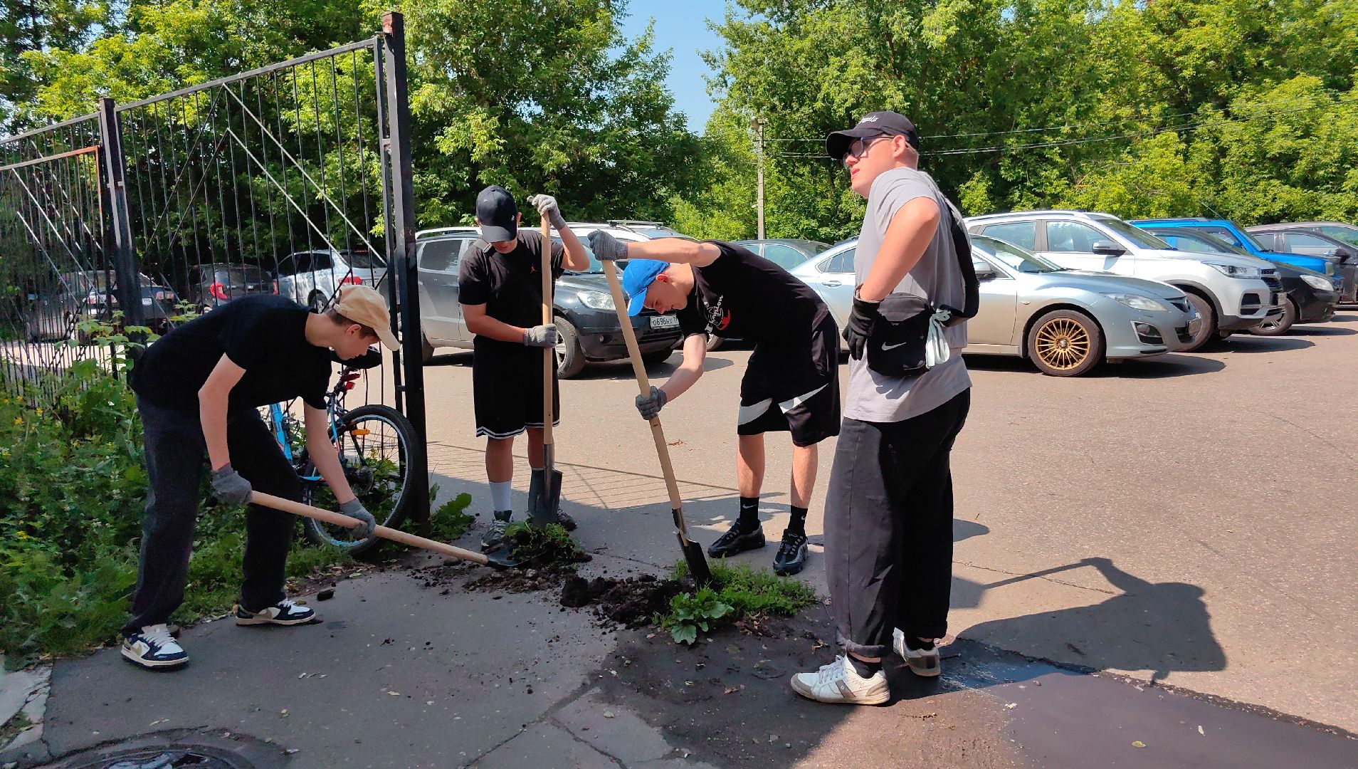 трудовое лето, подростки, школьники, инвентарь, благоустройство,