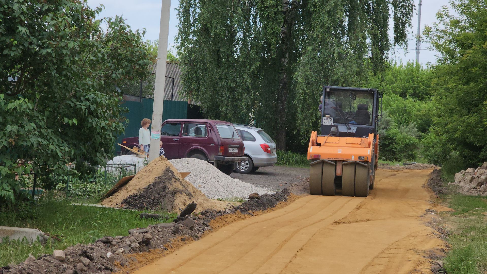 кашира, ремонт дорог, щебень, строительство дорог, трактор, каток, грунтовая дорога,