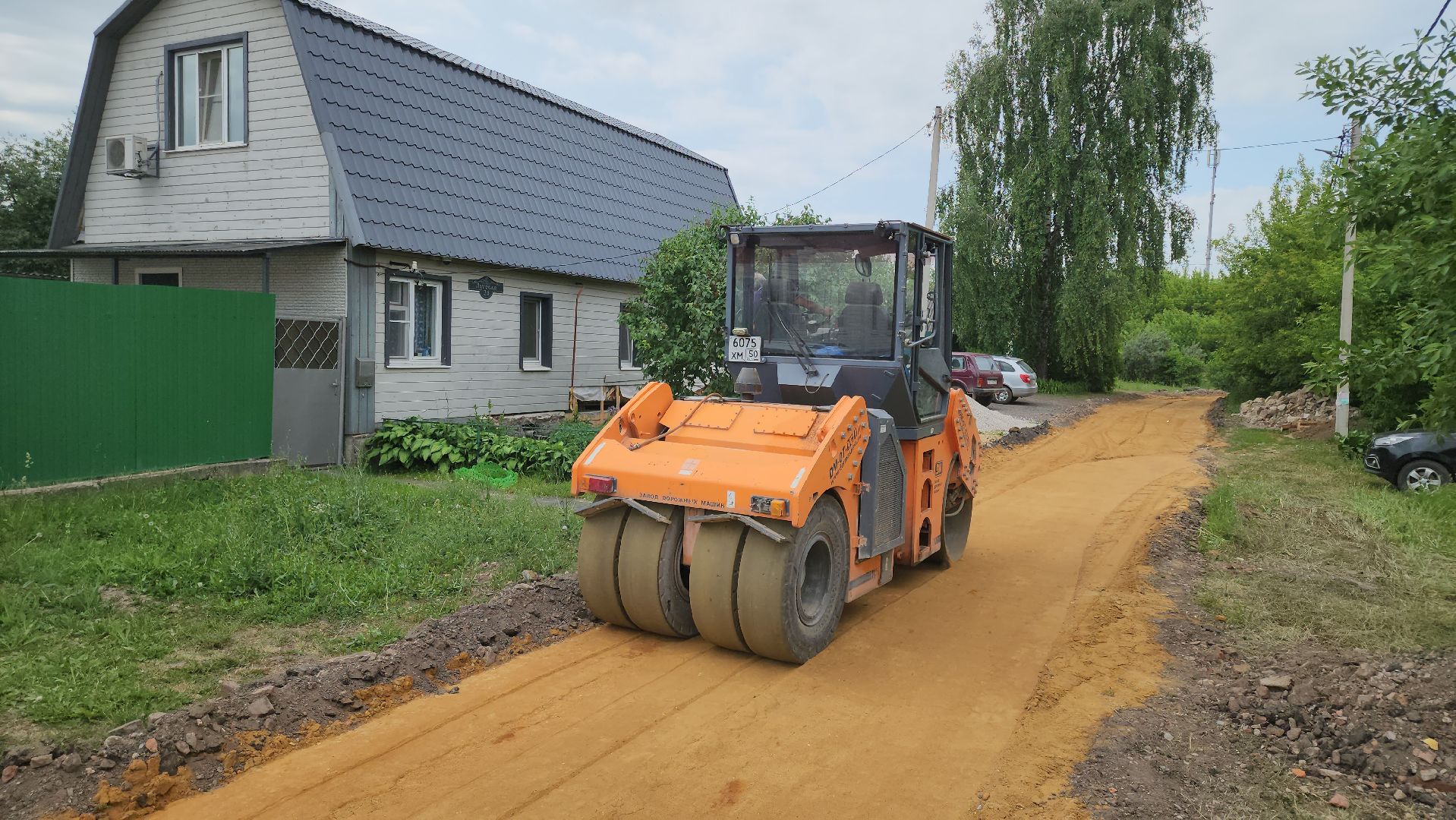 кашира, ремонт дорог, щебень, строительство дорог, трактор, каток, грунтовая дорога,