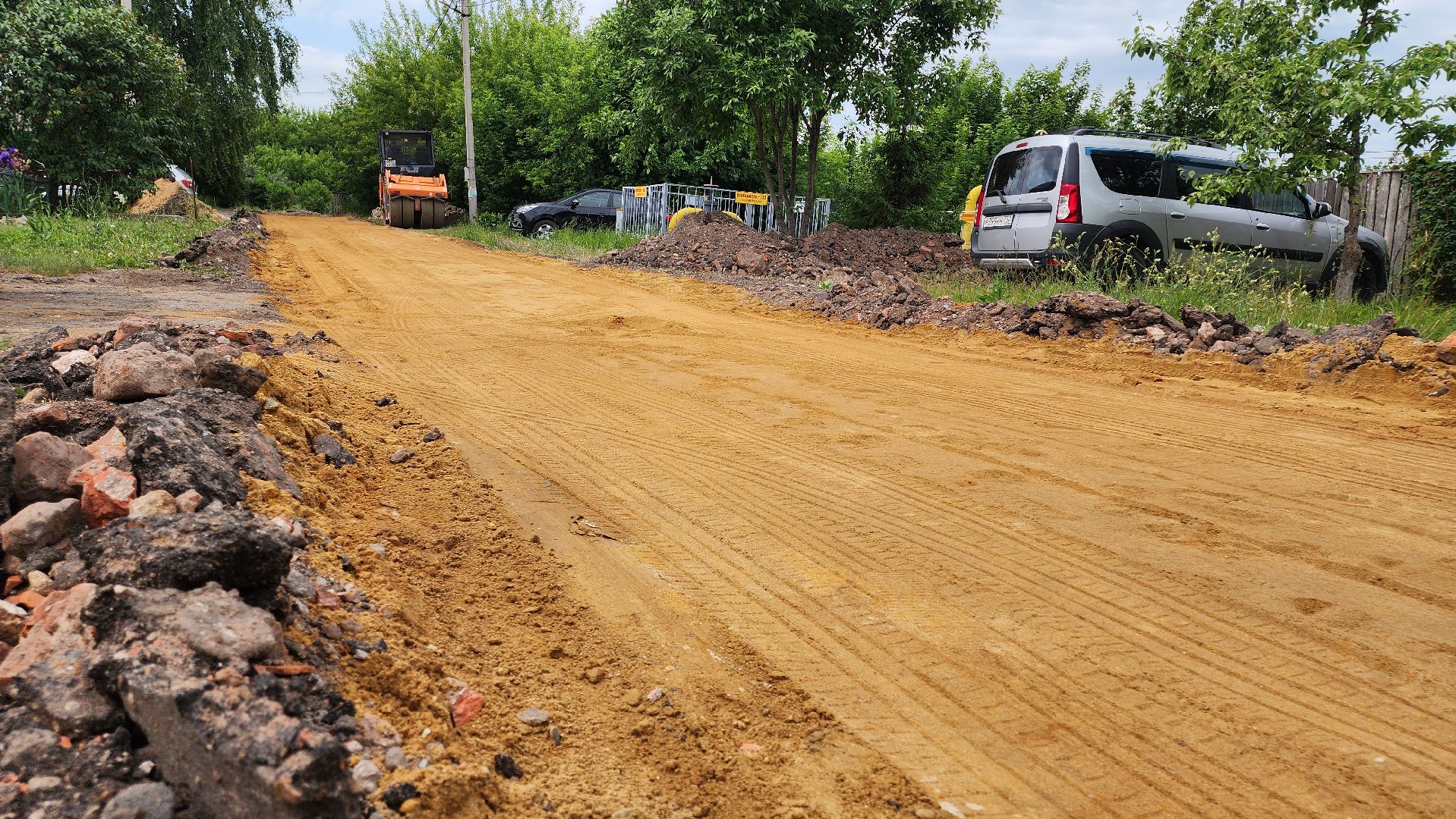 кашира, ремонт дорог, щебень, строительство дорог, трактор, каток, грунтовая дорога,