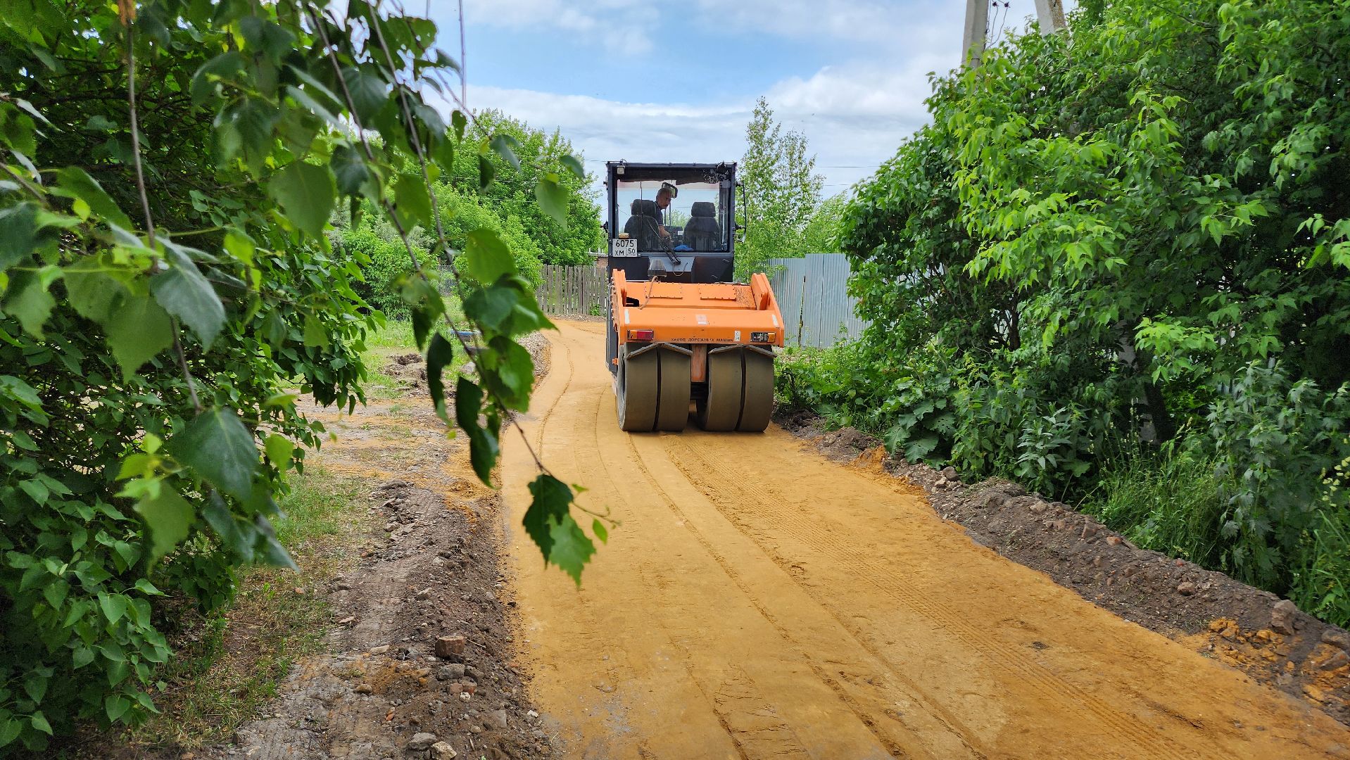 кашира, ремонт дорог, щебень, строительство дорог, трактор, каток, грунтовая дорога,