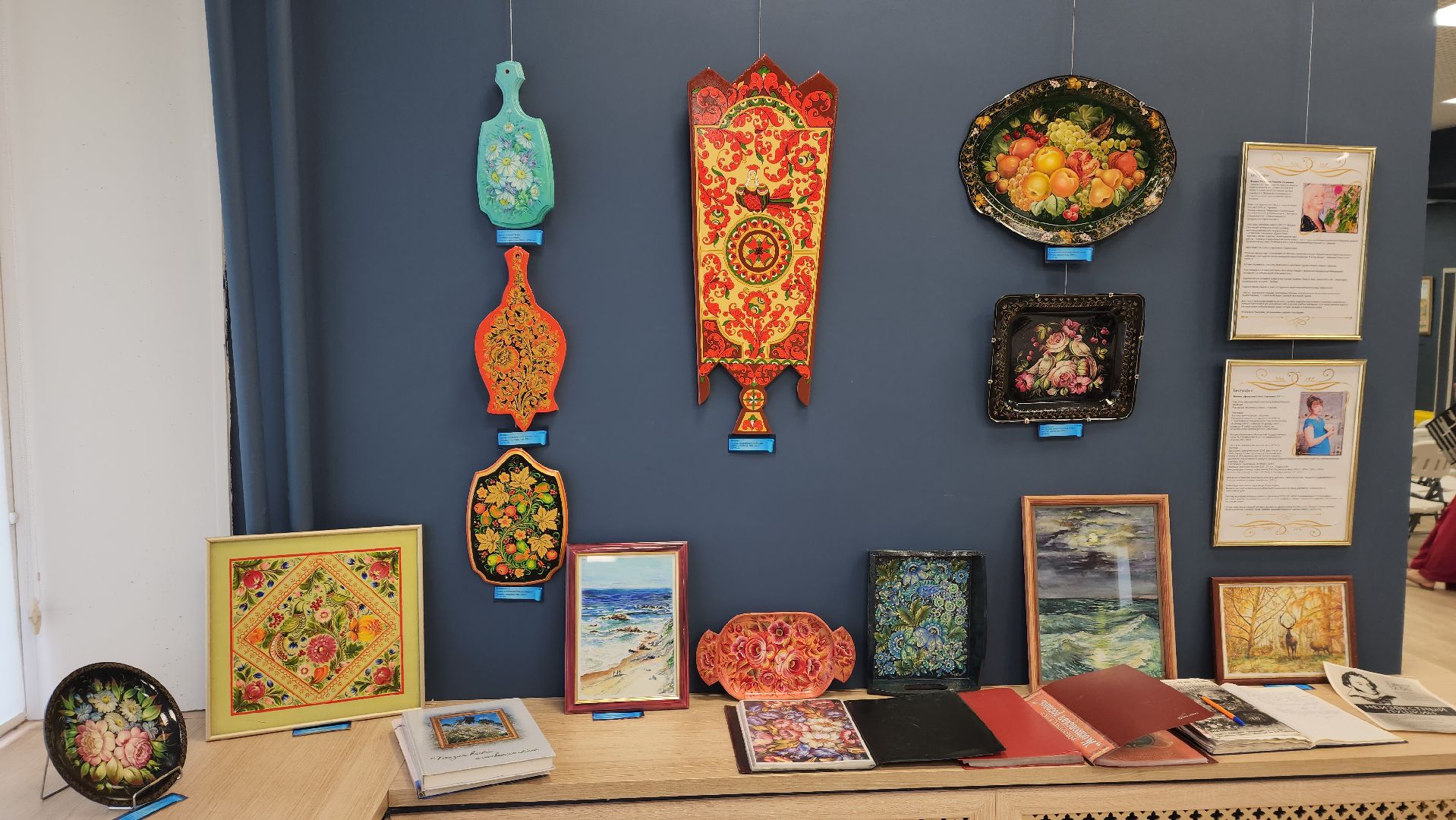 библиотека, день россии, художественная выставка, жостово, городецкая роспись, живопись, графика, картины маслом, художница,образ россии моей,вертикалки,