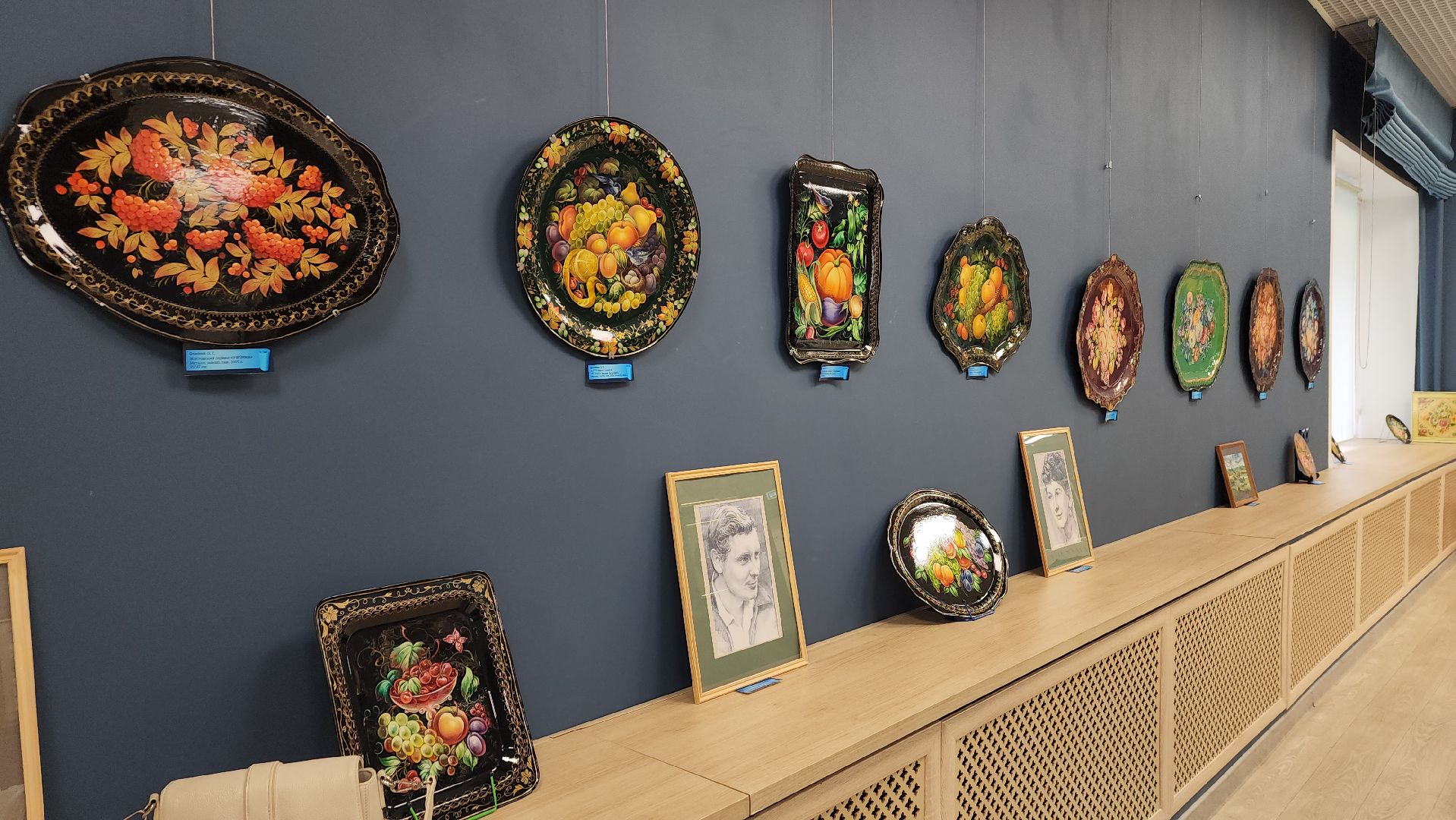 библиотека, день россии, художественная выставка, жостово, городецкая роспись, живопись, графика, картины маслом, художница,образ россии моей,вертикалки,