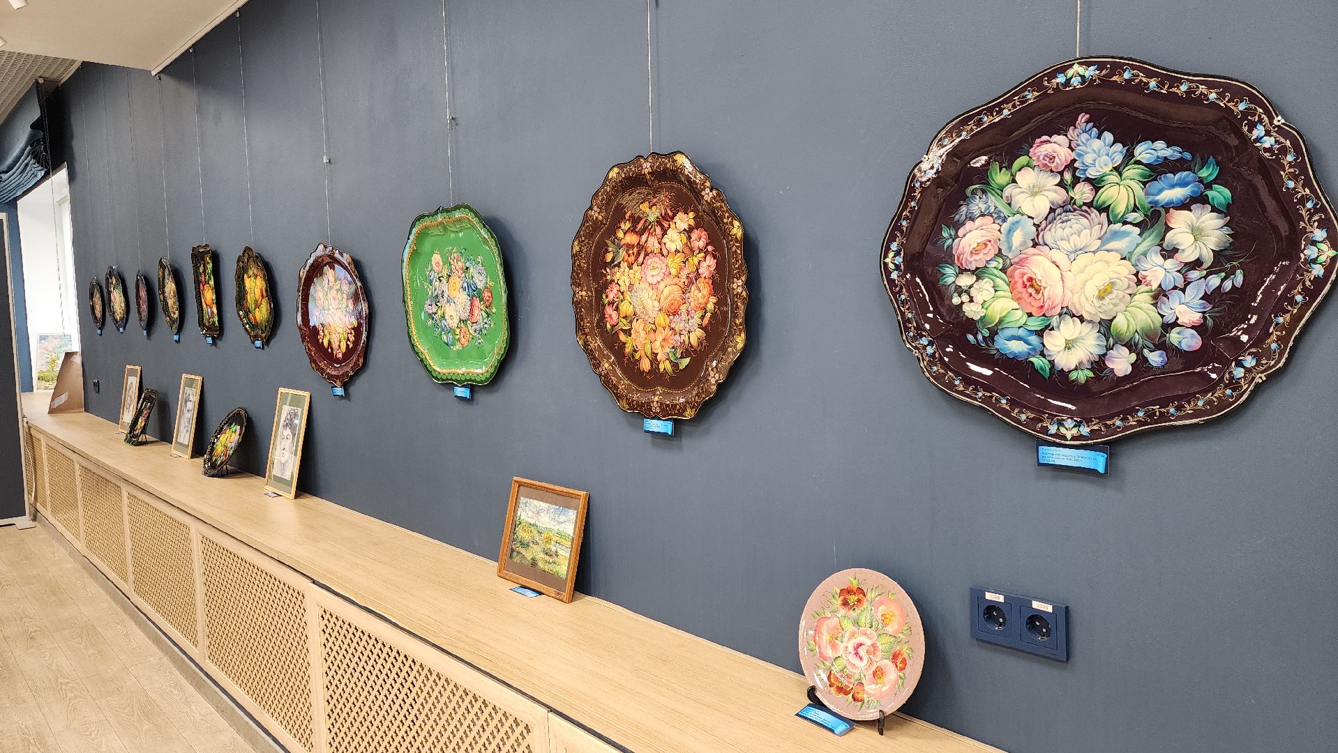 библиотека, день россии, художественная выставка, жостово, городецкая роспись, живопись, графика, картины маслом, художница,образ россии моей,вертикалки,