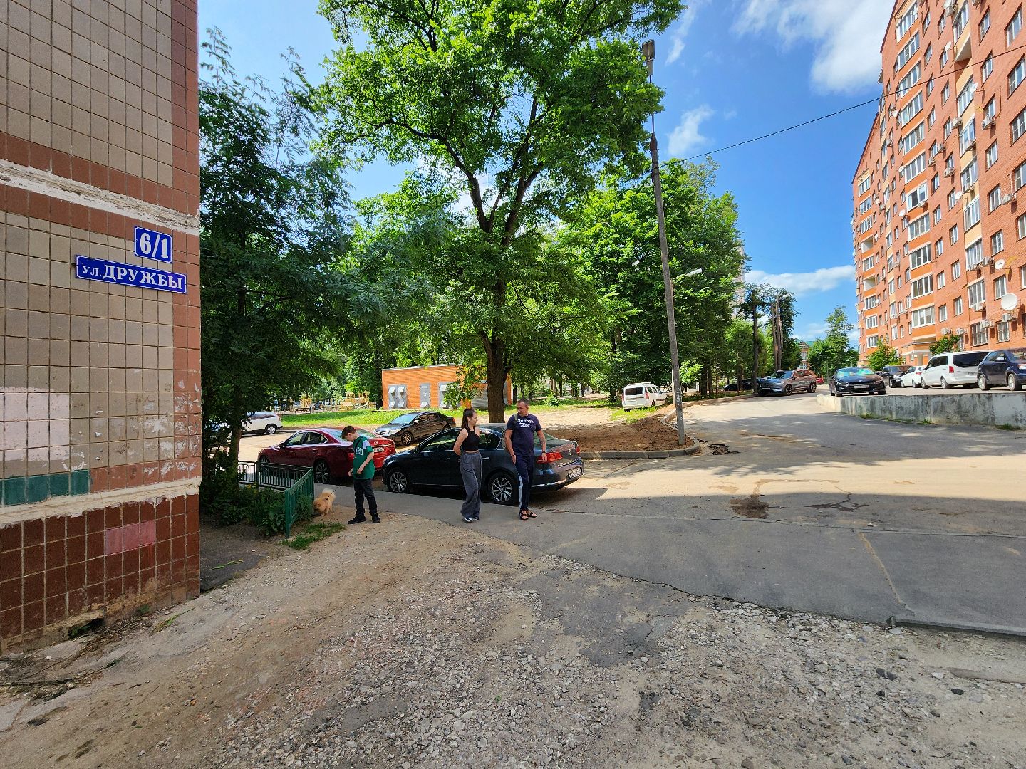 чехов, улица дружбы, благоустройство двора, пешеходные дорожки, тропинки, тротуары, проезды,  комплексное благоустройство,  госпрограмма московской области, формирование комфортной городской среды, комиссия, проверка, глава округа михаил собакин,