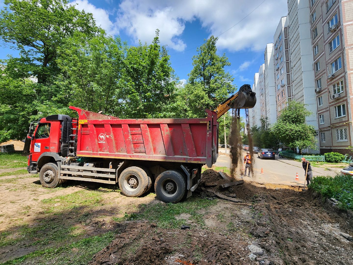 чехов, улица дружбы, благоустройство двора, пешеходные дорожки, тропинки, тротуары, проезды,  комплексное благоустройство,  госпрограмма московской области, формирование комфортной городской среды, комиссия, проверка, глава округа михаил собакин,