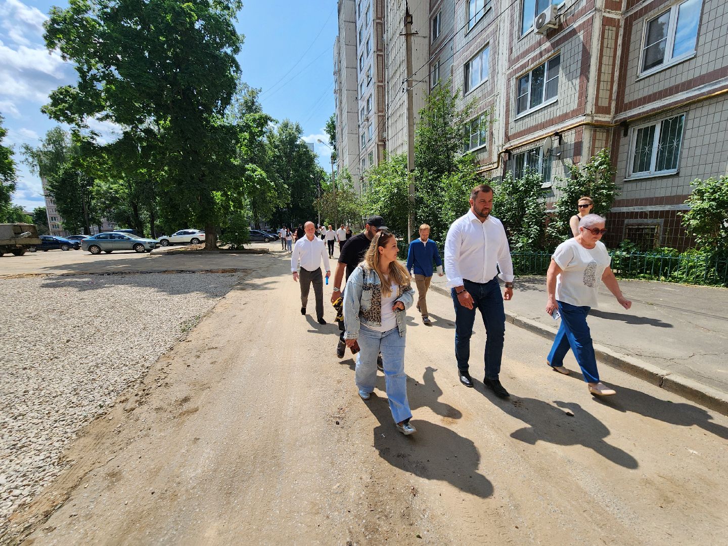 чехов, улица дружбы, благоустройство двора, пешеходные дорожки, тропинки, тротуары, проезды,  комплексное благоустройство,  госпрограмма московской области, формирование комфортной городской среды, комиссия, проверка, глава округа михаил собакин,