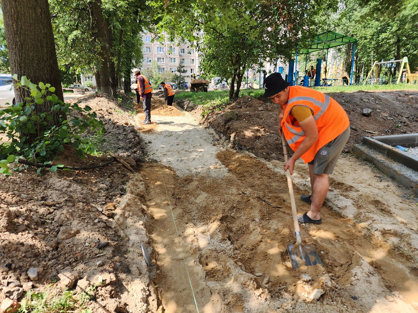 чехов, улица дружбы, благоустройство двора, пешеходные дорожки, тропинки, тротуары, проезды,  комплексное благоустройство,  госпрограмма московской области, формирование комфортной городской среды, комиссия, проверка, глава округа михаил собакин,