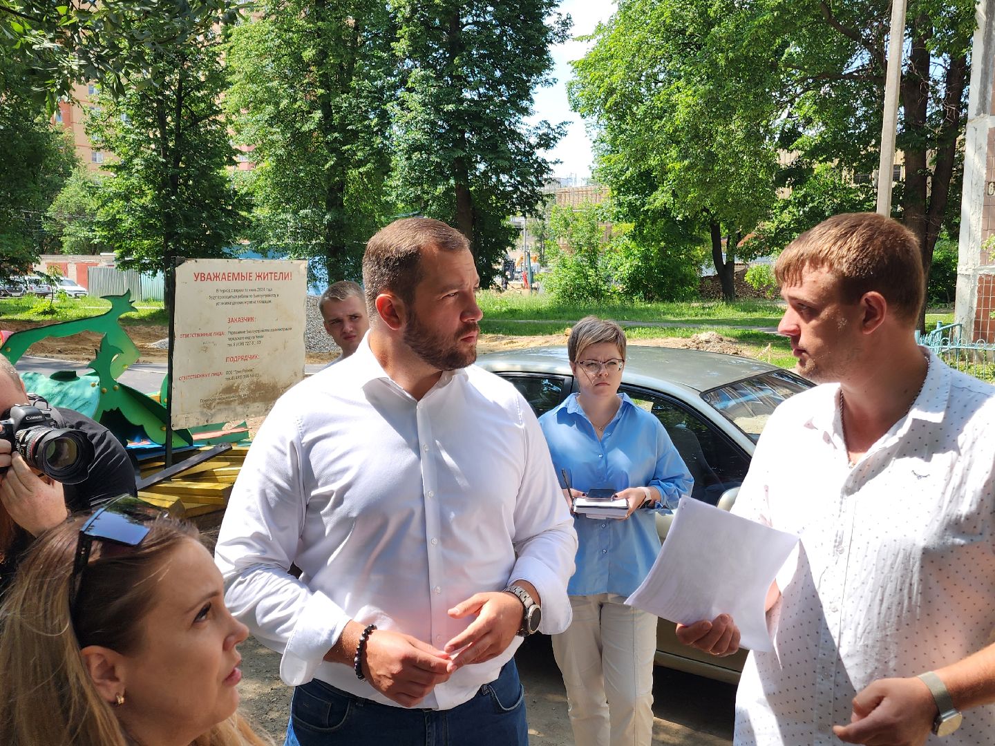 чехов, улица дружбы, благоустройство двора, пешеходные дорожки, тропинки, тротуары, проезды,  комплексное благоустройство,  госпрограмма московской области, формирование комфортной городской среды, комиссия, проверка, глава округа михаил собакин,