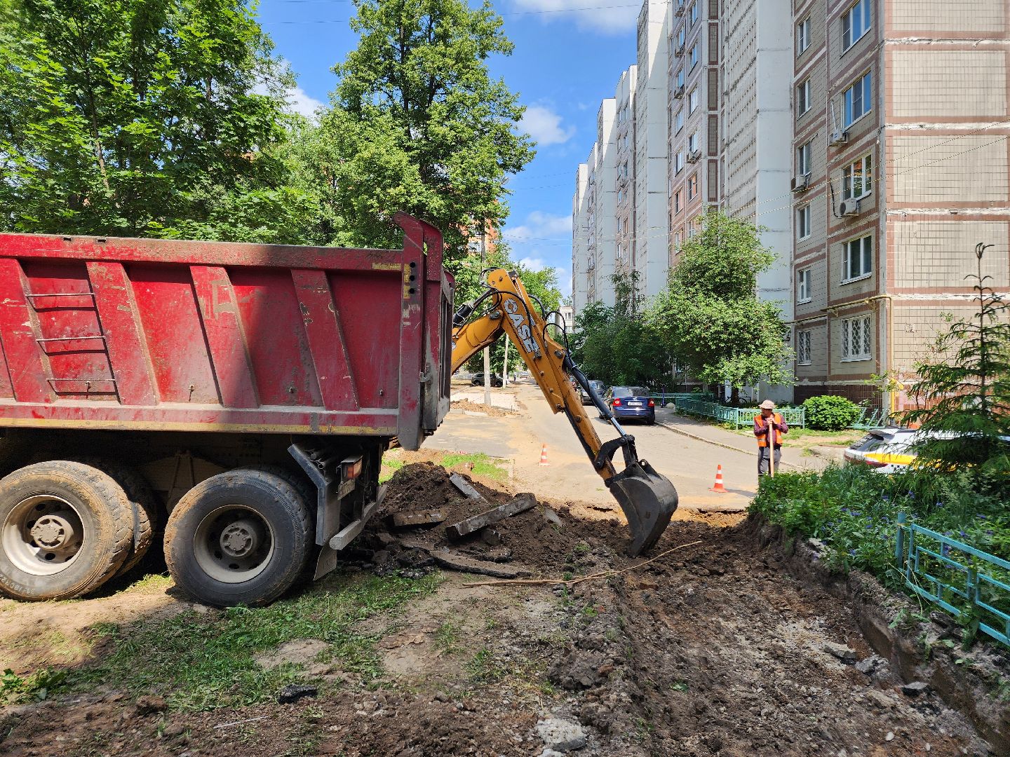 чехов, улица дружбы, благоустройство двора, пешеходные дорожки, тропинки, тротуары, проезды,  комплексное благоустройство,  госпрограмма московской области, формирование комфортной городской среды, комиссия, проверка, глава округа михаил собакин,