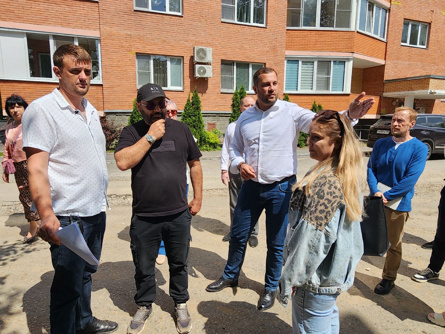 чехов, улица дружбы, благоустройство двора, пешеходные дорожки, тропинки, тротуары, проезды,  комплексное благоустройство,  госпрограмма московской области, формирование комфортной городской среды, комиссия, проверка, глава округа михаил собакин,