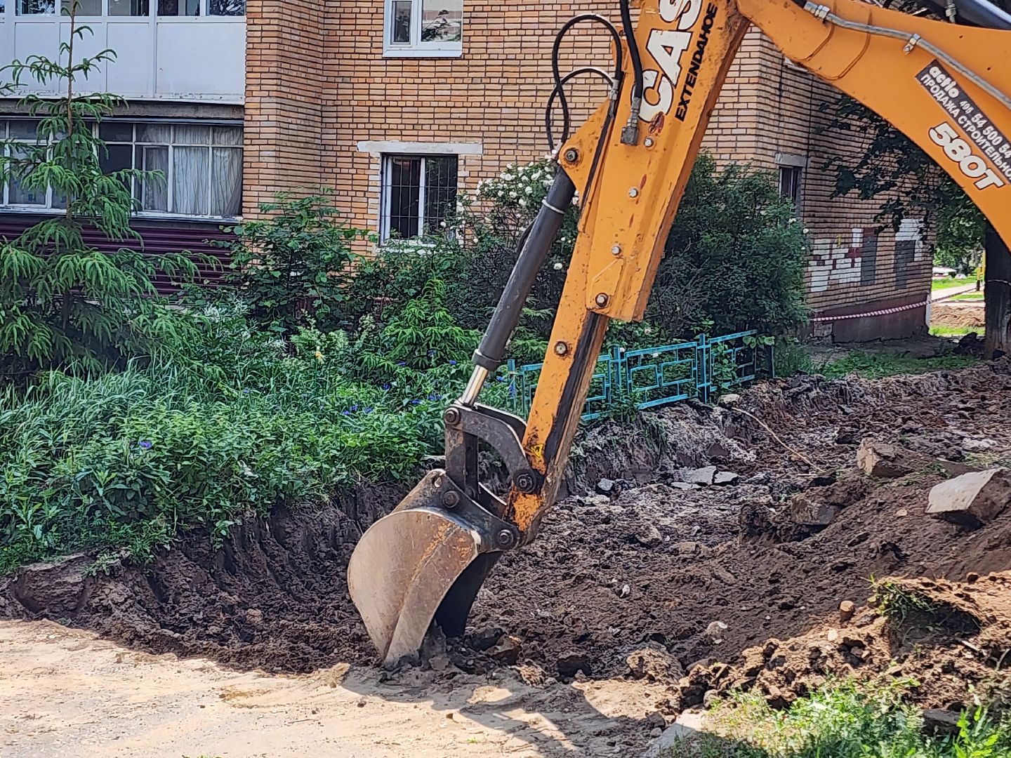 чехов, улица дружбы, благоустройство двора, пешеходные дорожки, тропинки, тротуары, проезды,  комплексное благоустройство,  госпрограмма московской области, формирование комфортной городской среды, комиссия, проверка, глава округа михаил собакин,